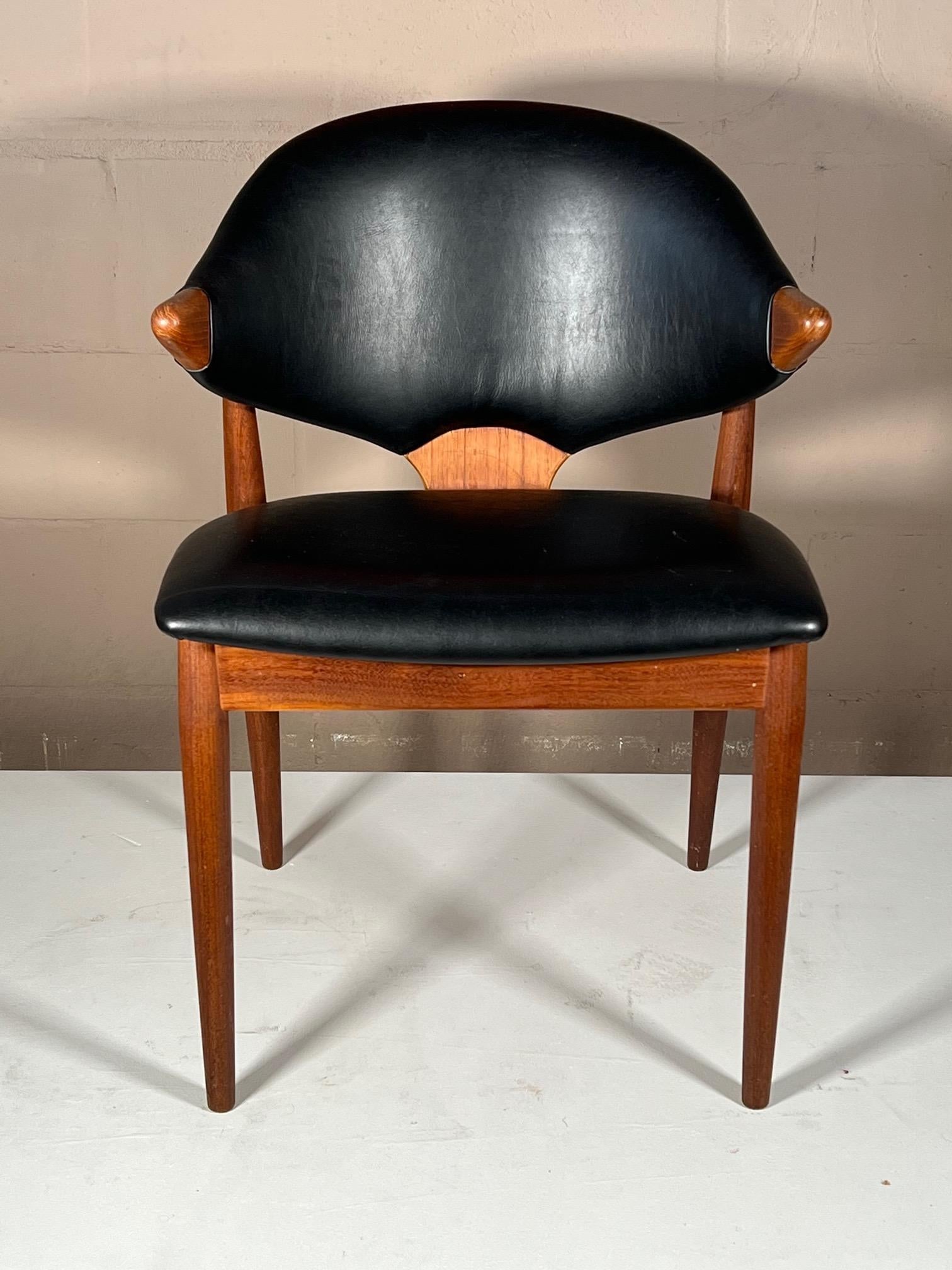 A Classic and slightly sinister Arne Vodder chair for Vamo Sonderborg, made in Denmark circa 1960s. Teak and newly reupholstered in black Italian leather. Perfect as a desk or occasional chair-looks great from every angle.
The arms are 25.75
