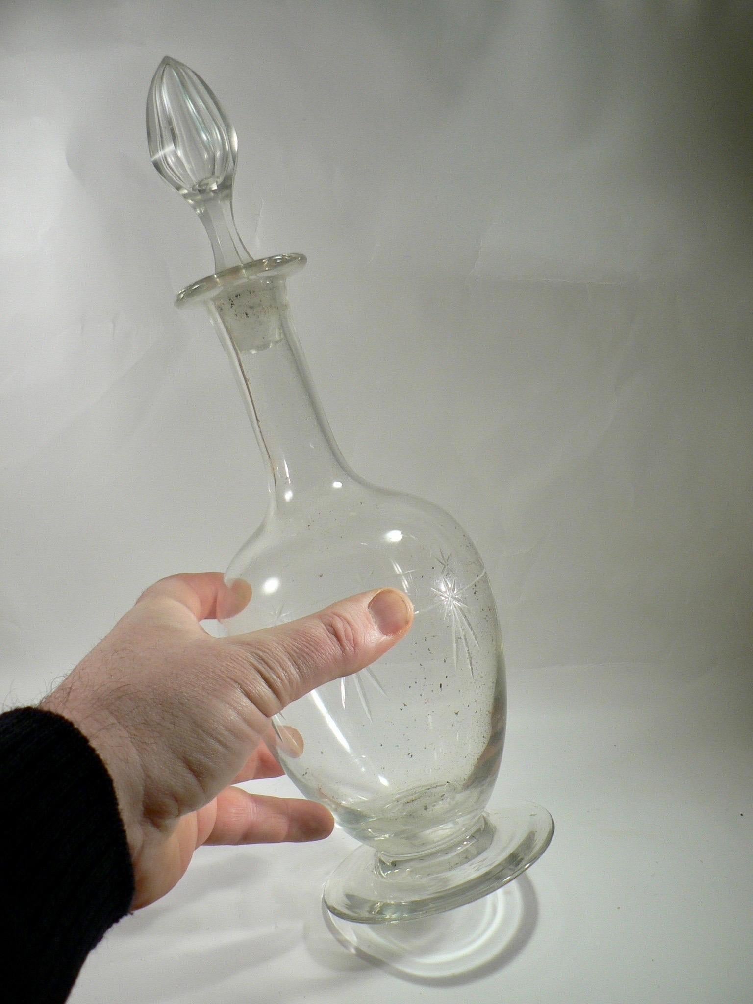 Klassische Wasserkaraffe aus geblasenem und geschliffenem Glas - Frankreich, 19. Jahrhundert.

Gesamthöhe: 35cm.
