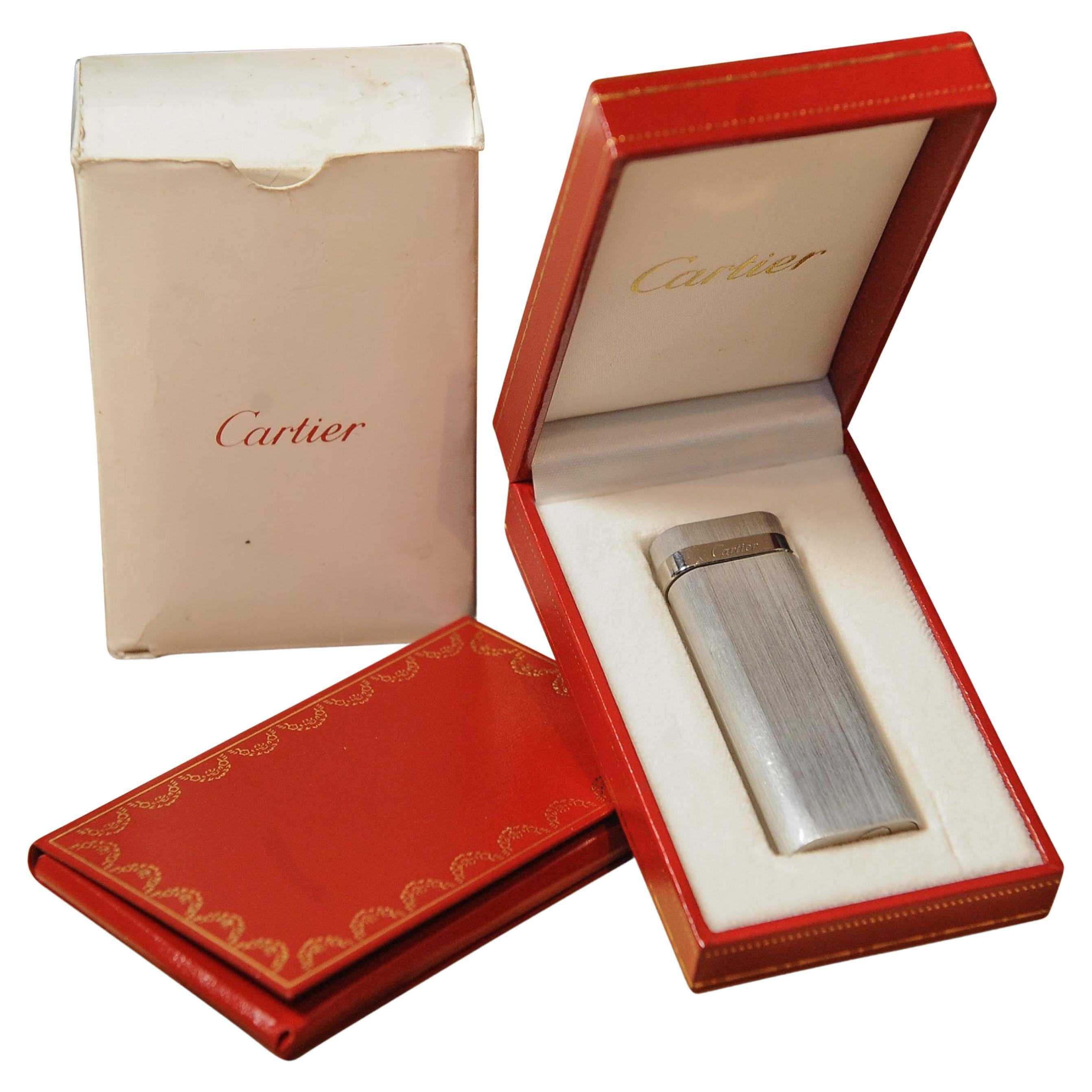 Un briquet classique de Cartier avec sa boîte d'origine.