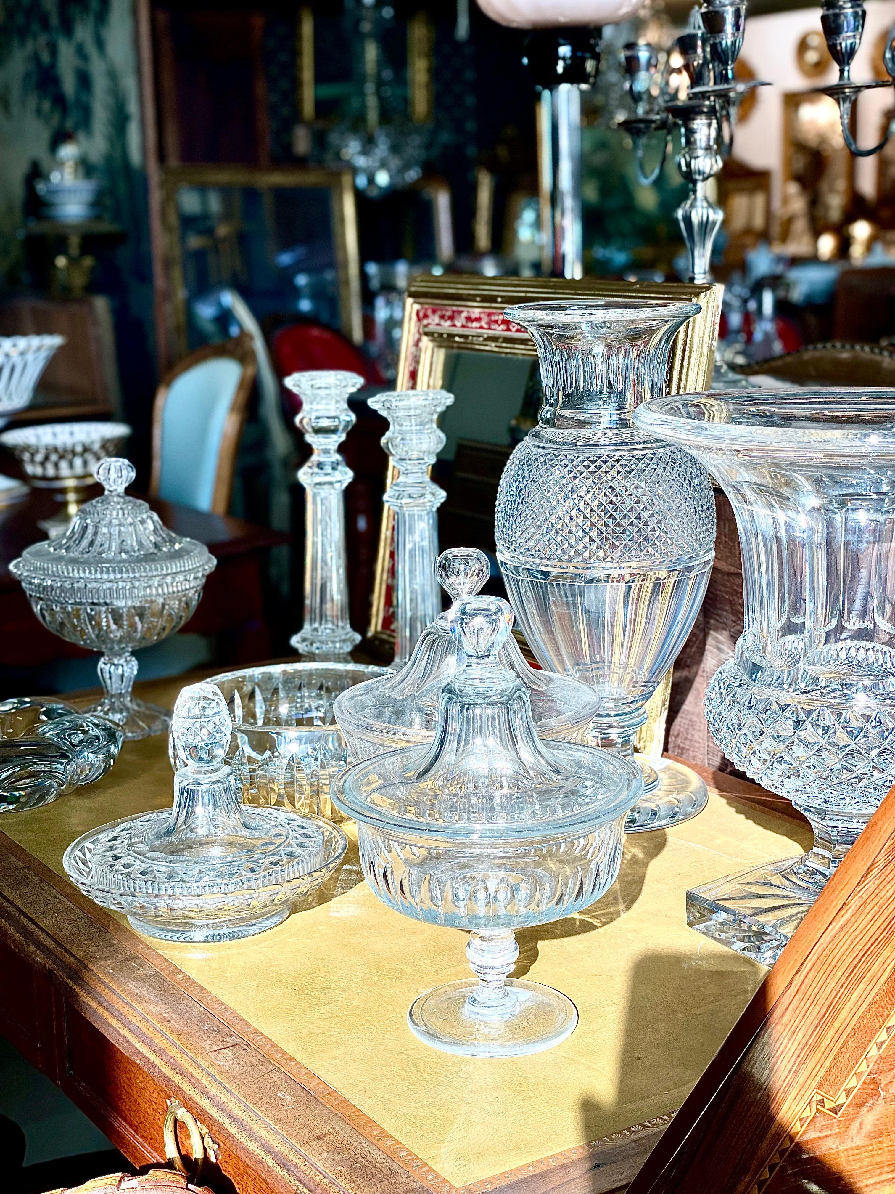 Französische Saint Louis Vase aus Medicis-Kristall, im Stil von Baccarat im Zustand „Gut“ im Angebot in LA CIOTAT, FR