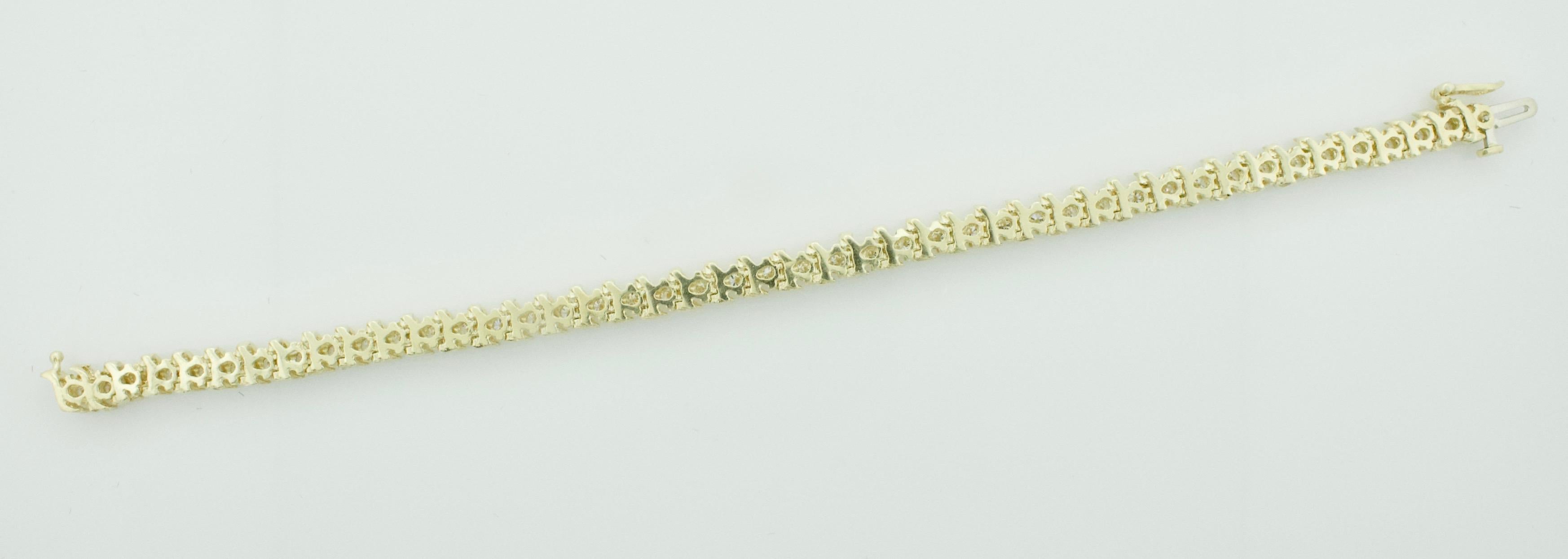 Modern Classic Diamond Tennis Bracelet in Yellow Gold with Style 3.00 Carat For Sale
