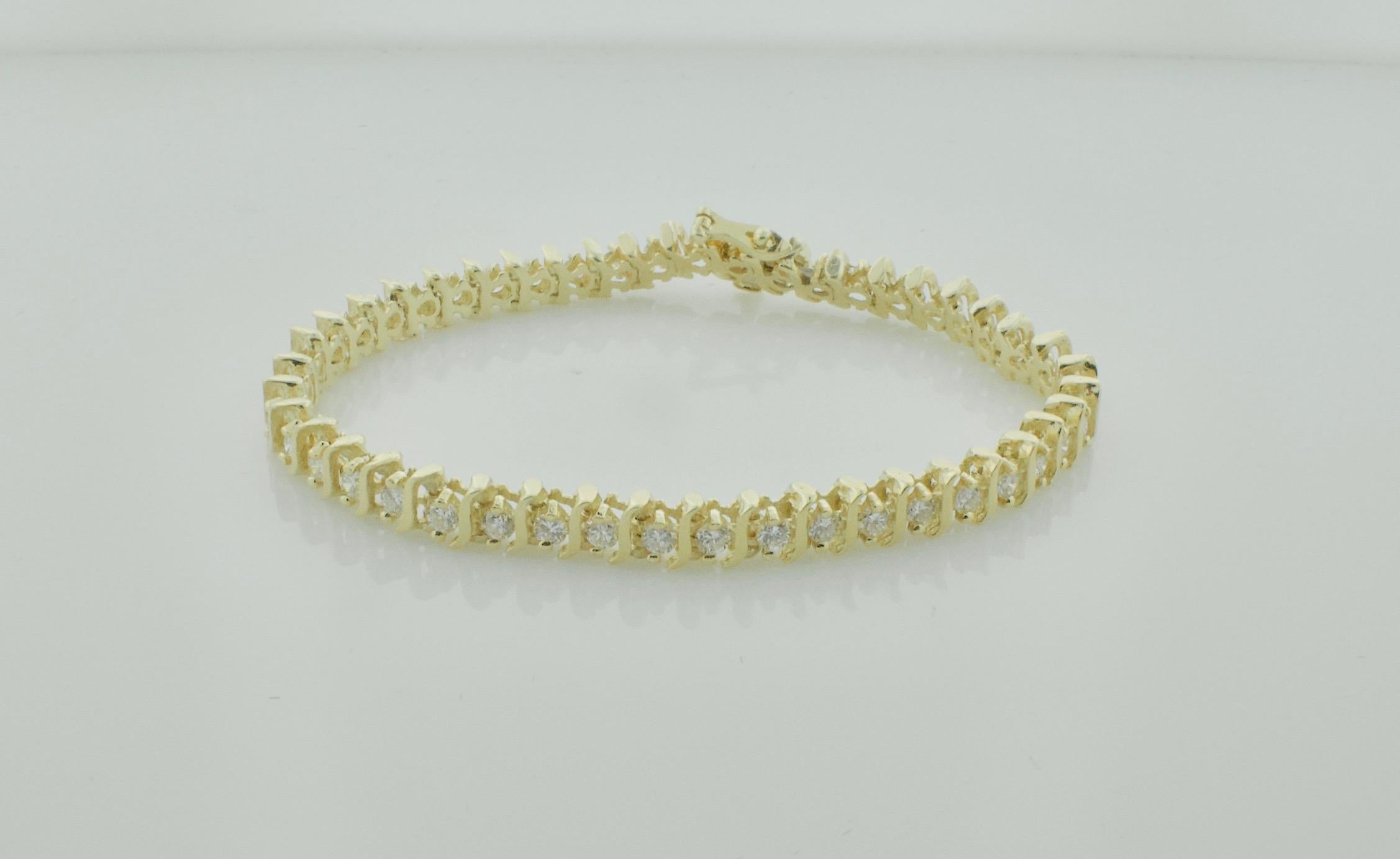 Round Cut Classic Diamond Tennis Bracelet in Yellow Gold with Style 3.00 Carat For Sale