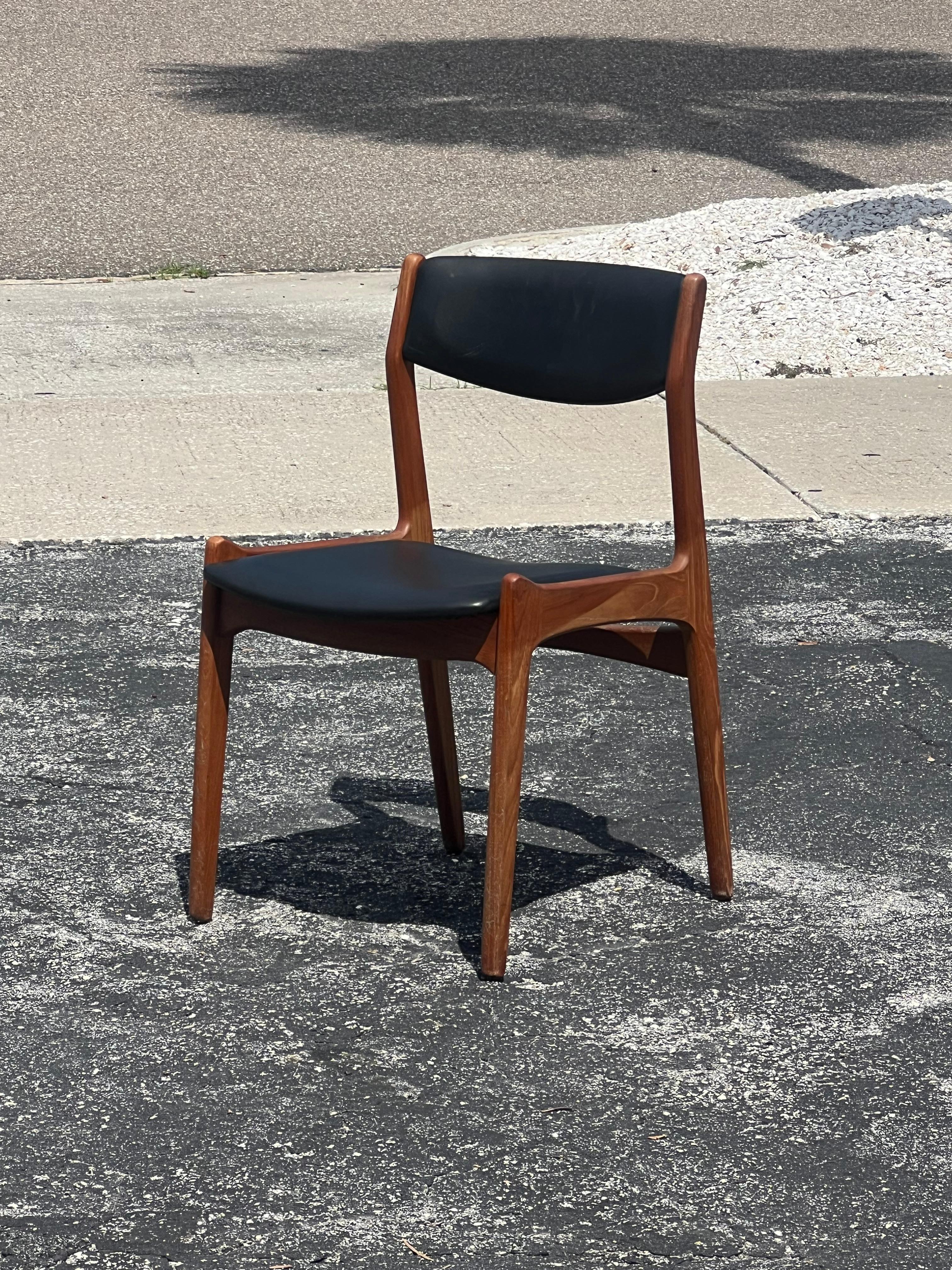 Una sedia classica di Erick Buck in teak degli anni '60, in stile danese-moderno in vendita 3