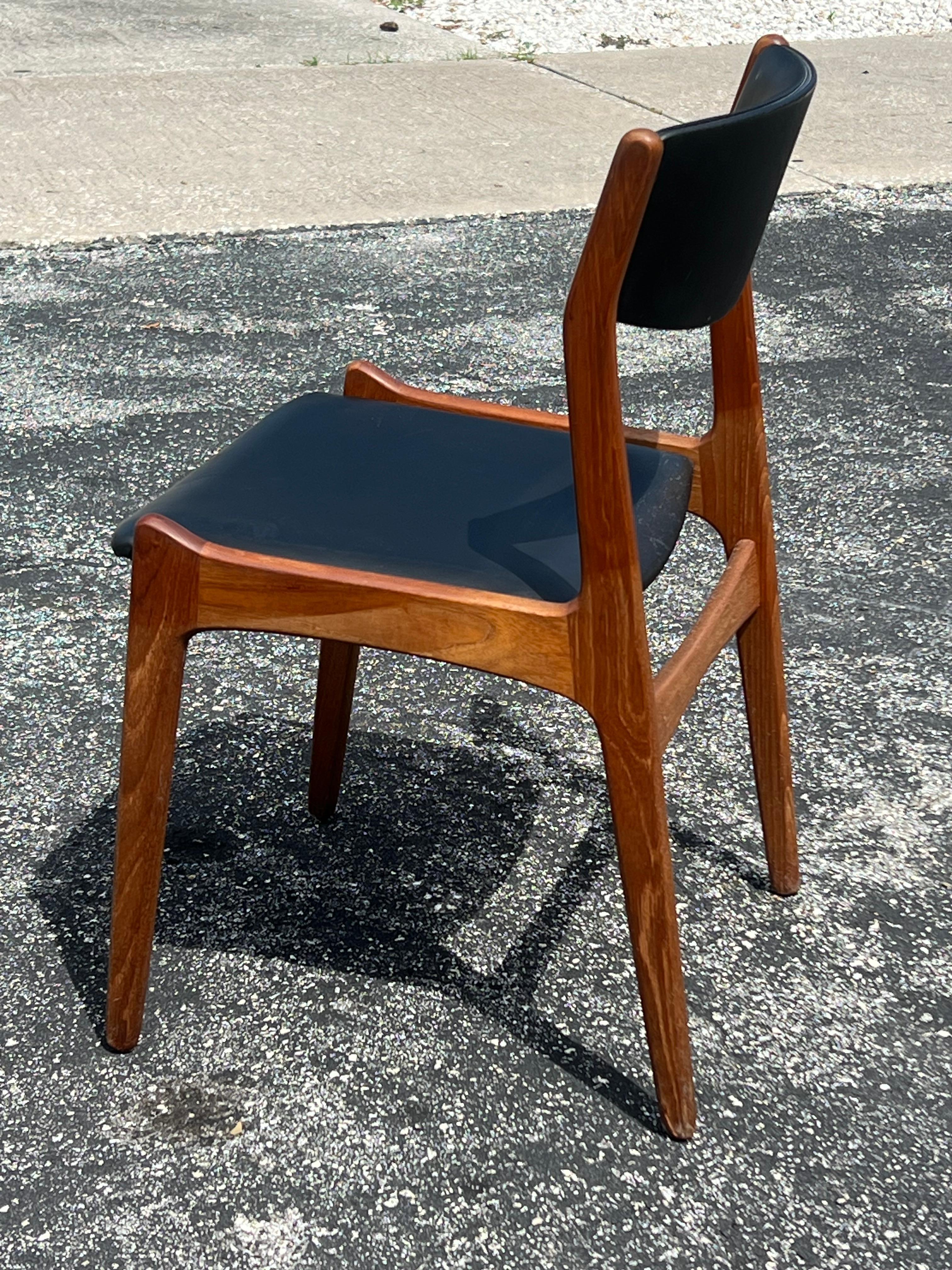 Una classica sedia da scrivania o occasionale in teak di Erick Buch, Danimarca, circa all'inizio degli anni Sessanta. Rivestimento originale in similpelle nera, la sedia è solida e robusta. Ottimo design, perfetto per un piccolo spazio/scrivania ecc.
