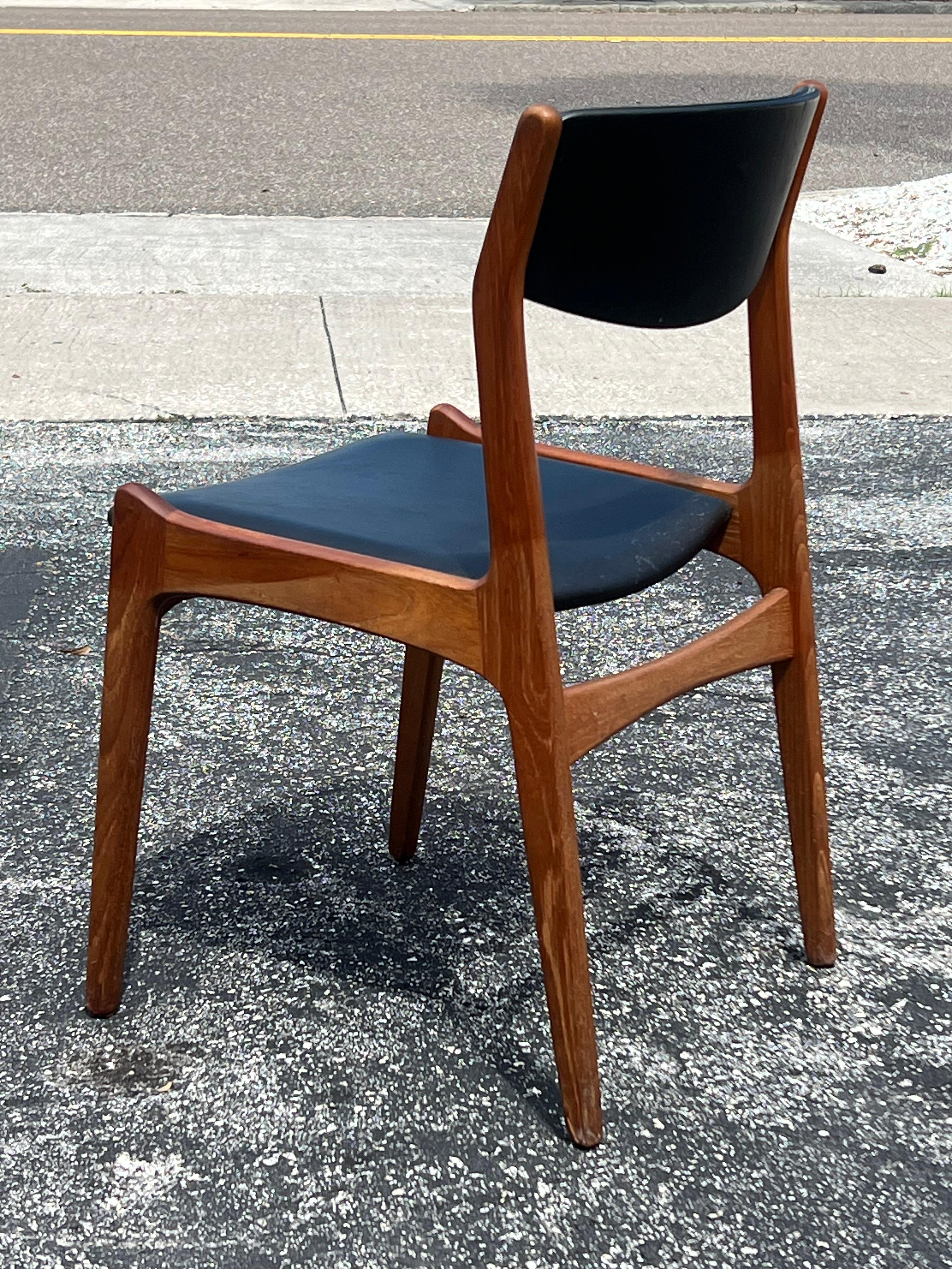 Mid-Century moderno Una sedia classica di Erick Buck in teak degli anni '60, in stile danese-moderno in vendita