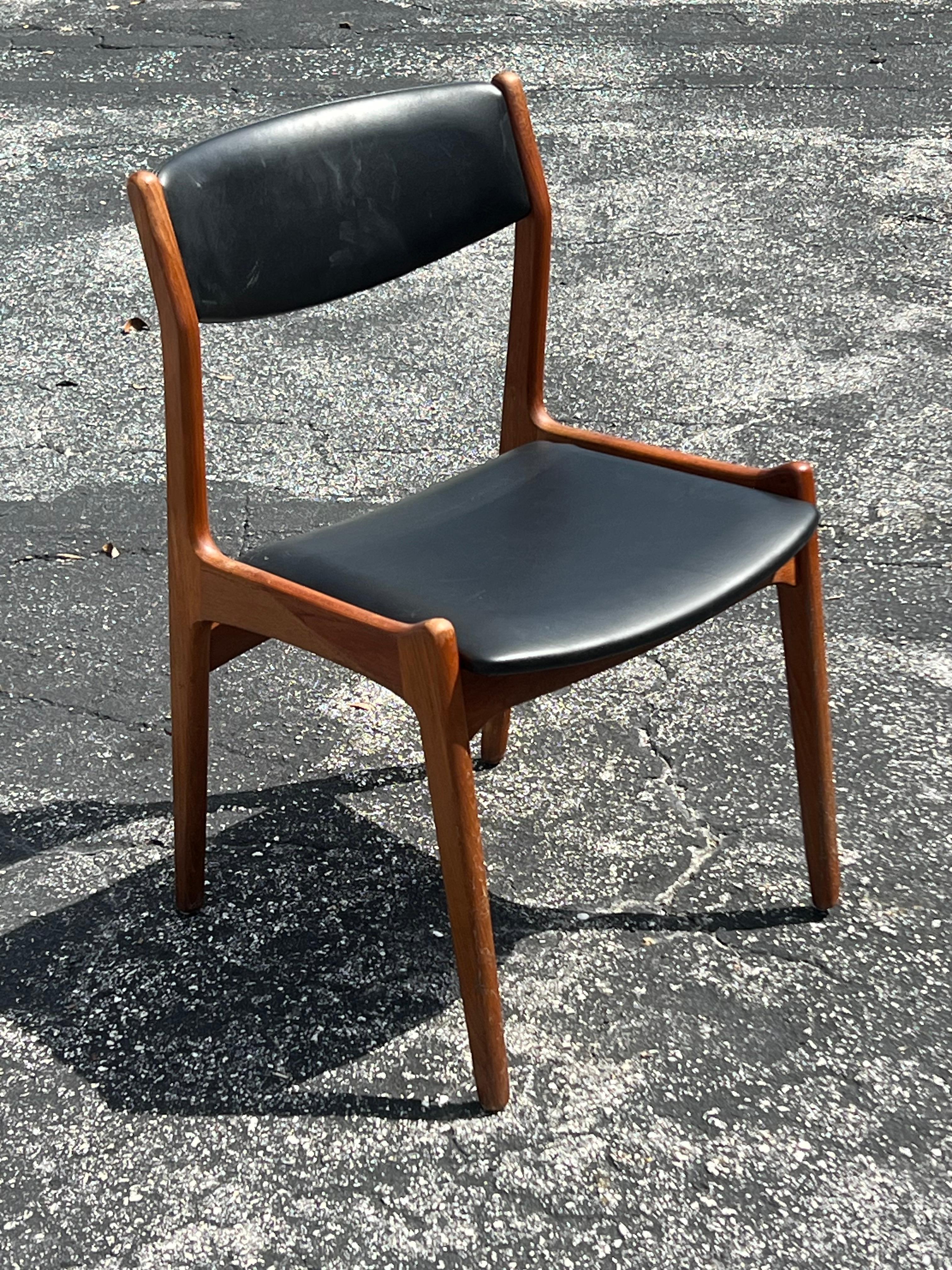 Danese Una sedia classica di Erick Buck in teak degli anni '60, in stile danese-moderno in vendita