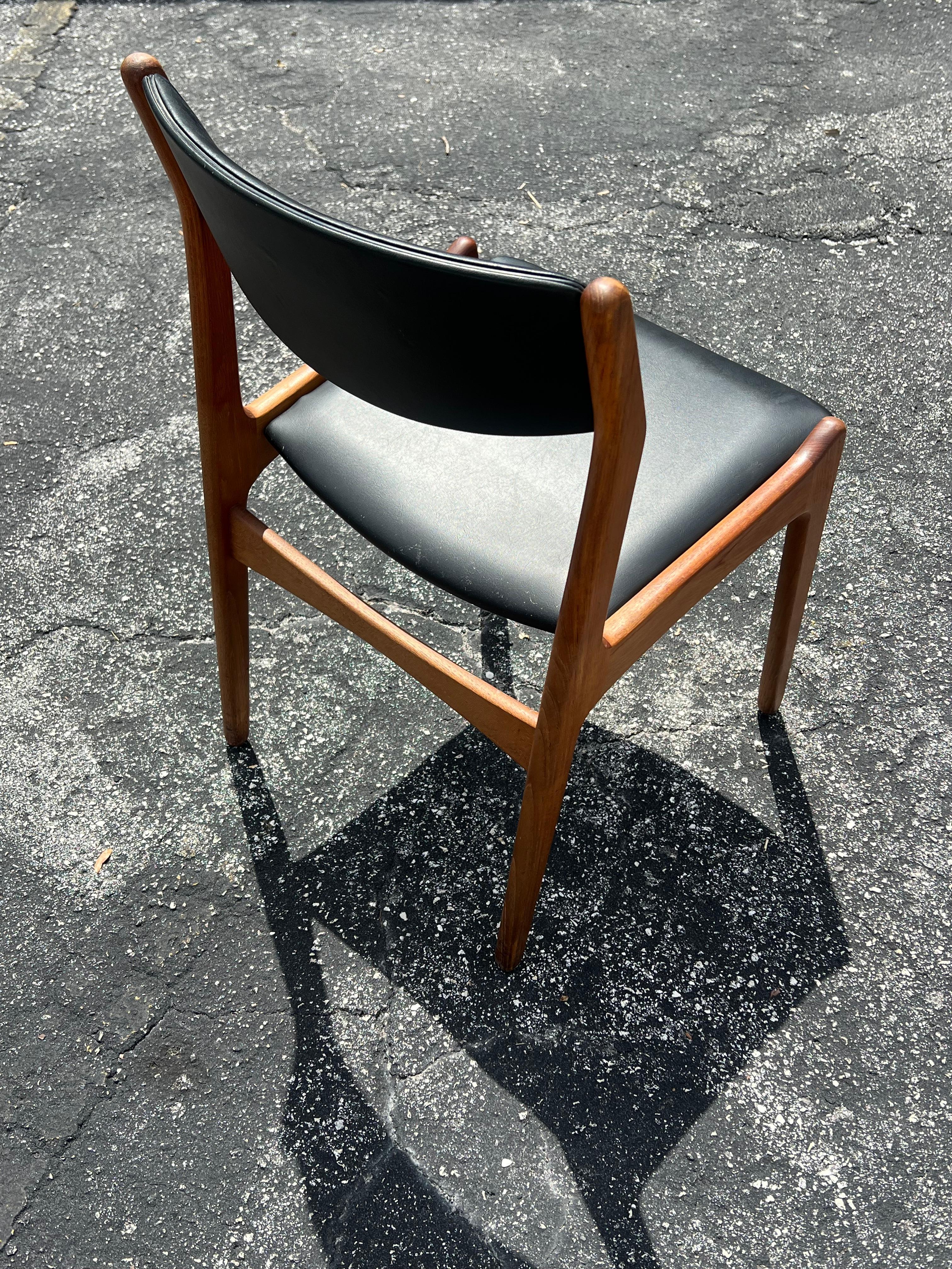 Metà XX secolo Una sedia classica di Erick Buck in teak degli anni '60, in stile danese-moderno in vendita