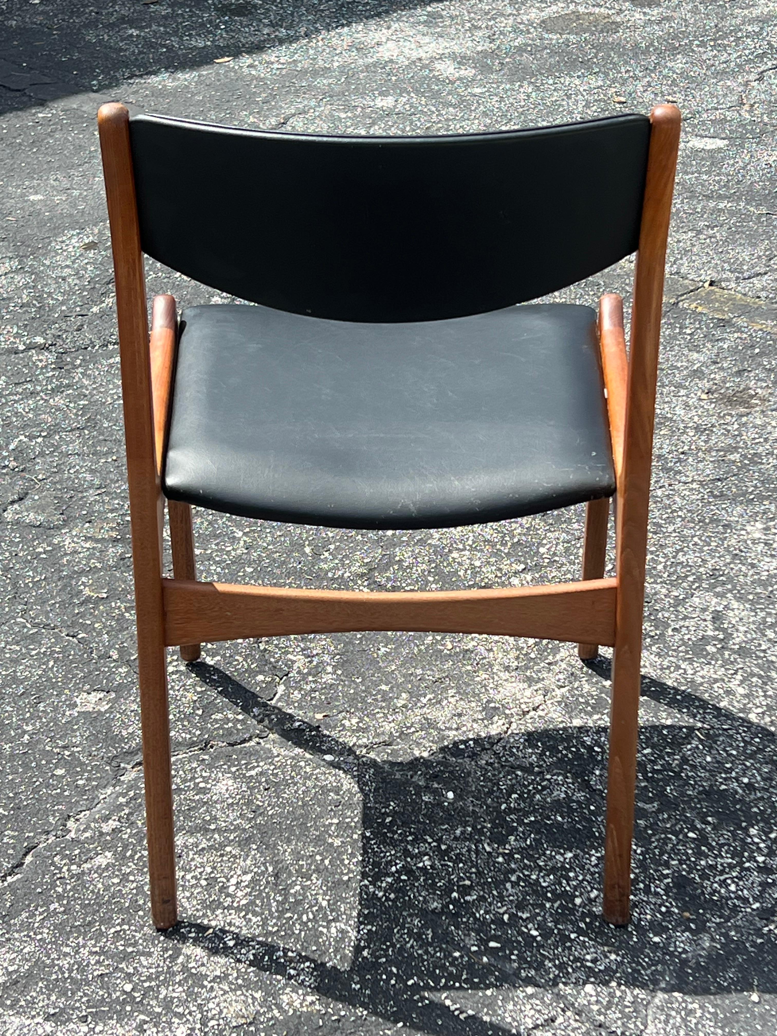 Teak Una sedia classica di Erick Buck in teak degli anni '60, in stile danese-moderno in vendita