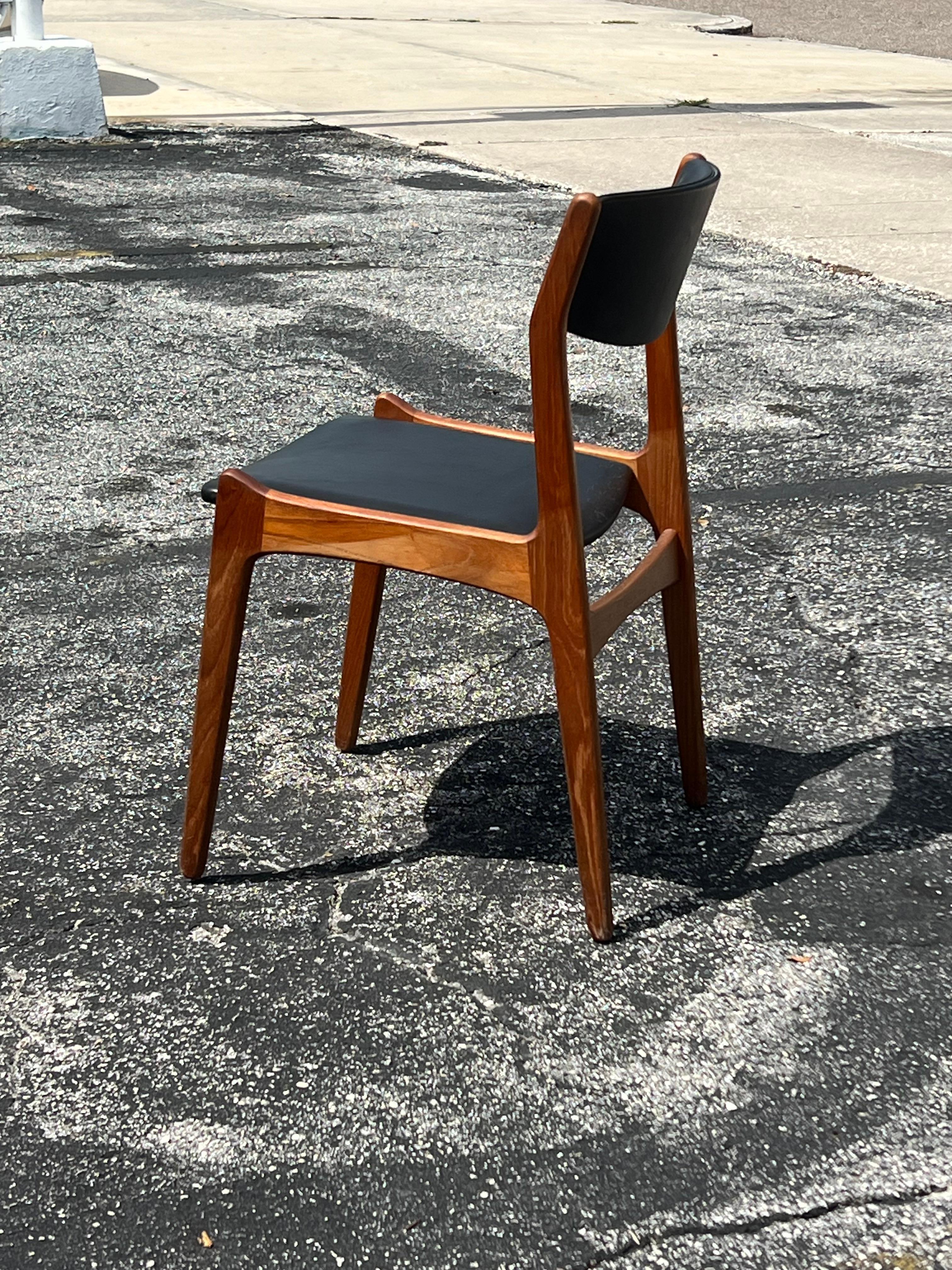 Una sedia classica di Erick Buck in teak degli anni '60, in stile danese-moderno in vendita 1