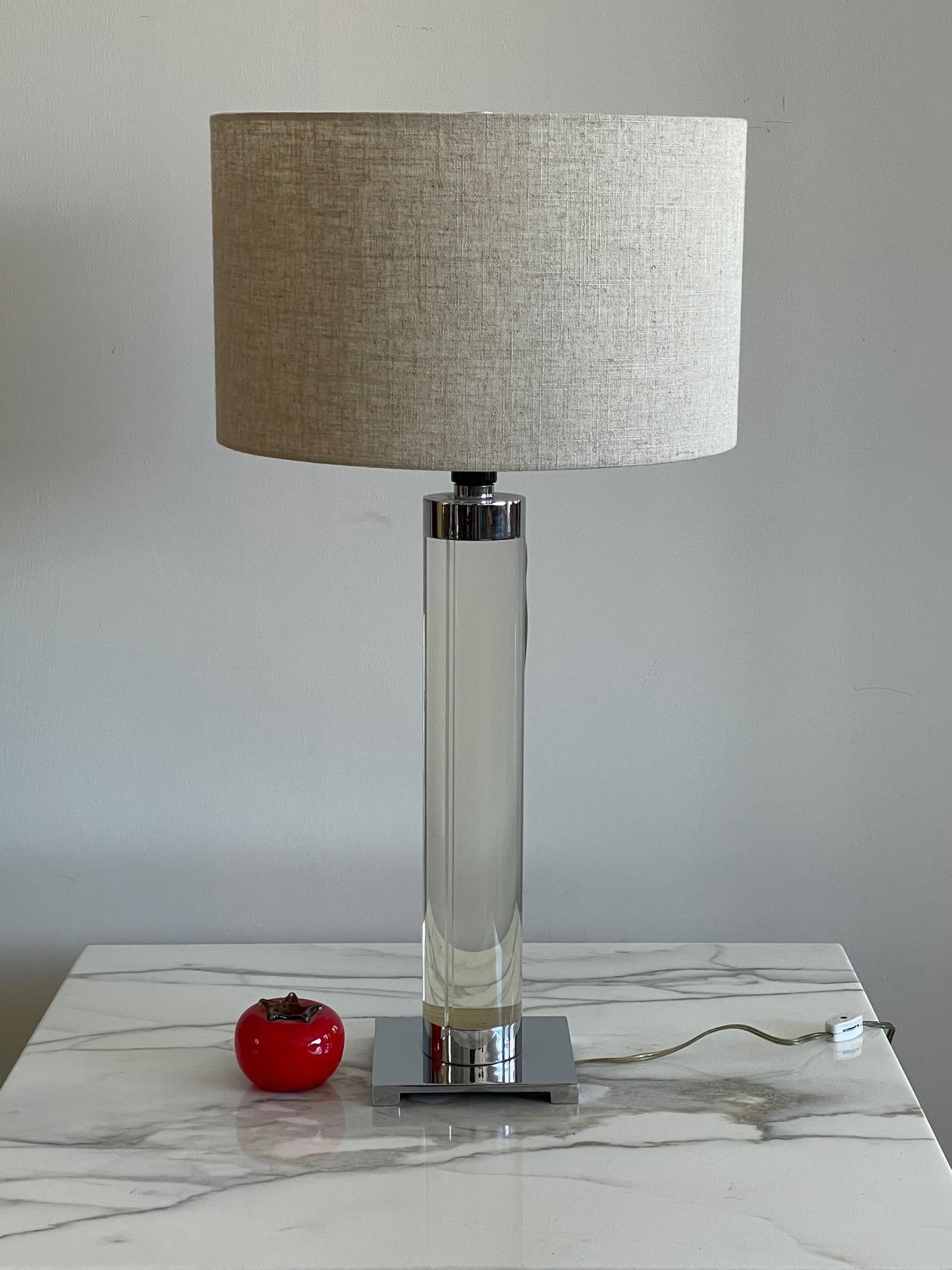A classic table lamp by attributed to Hansen, lucite rod with chromed fittings. Three way switch and interruptor cord switch.