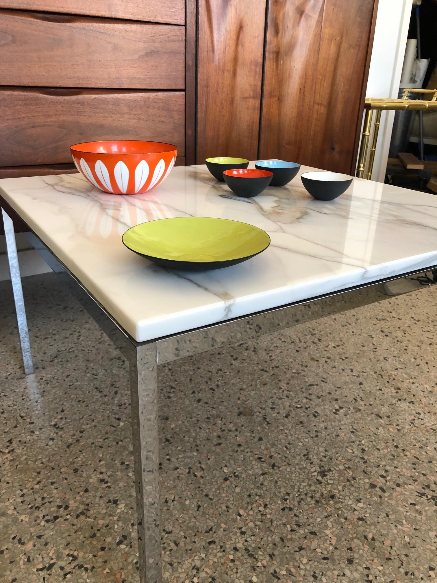 Classic Knoll Carrara Marble Table In Good Condition In St.Petersburg, FL