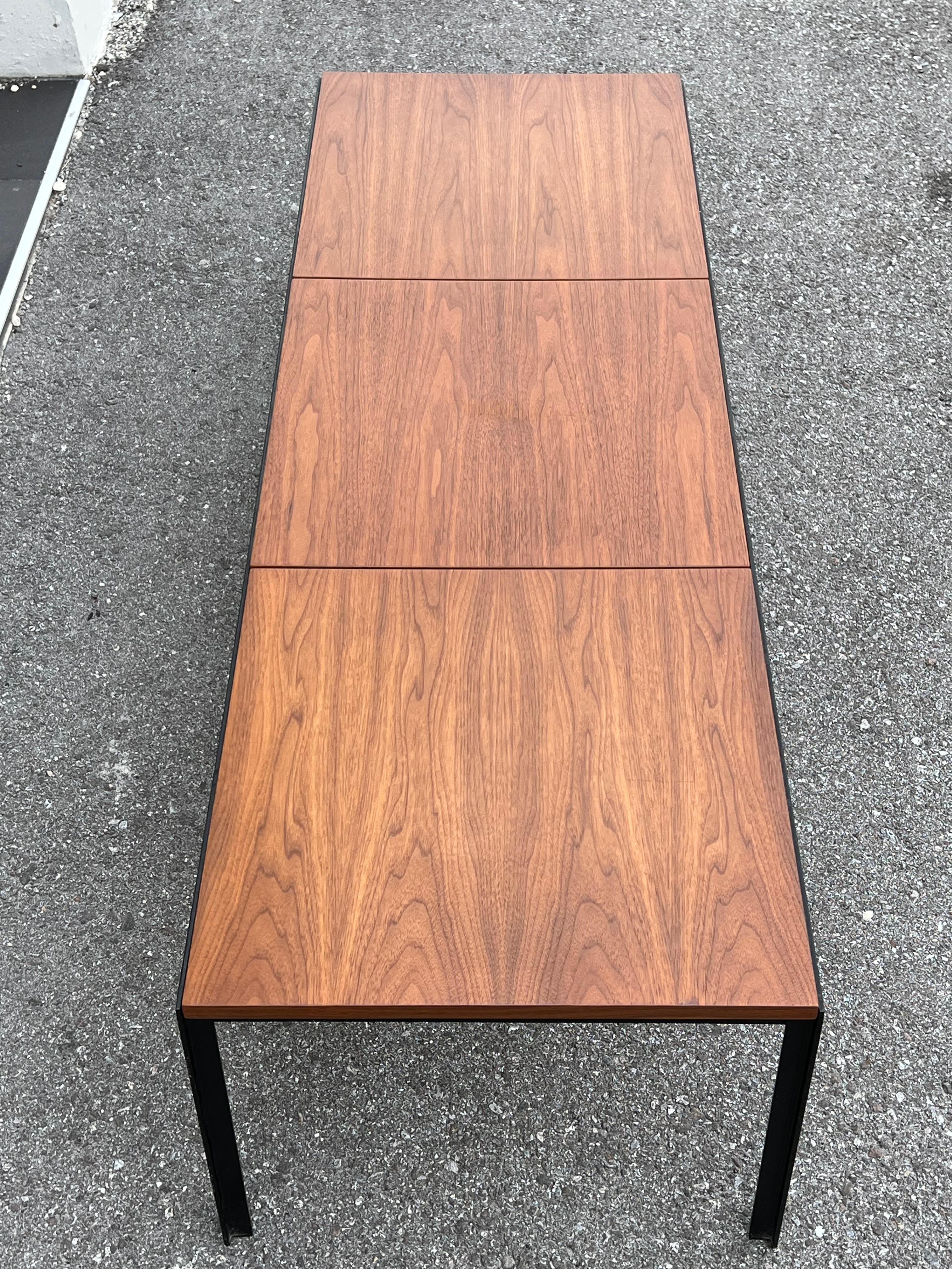 Mid-Century Modern Table basse ou banc classique de Knoll avec cadre en fer à angle vers 1960 en vente