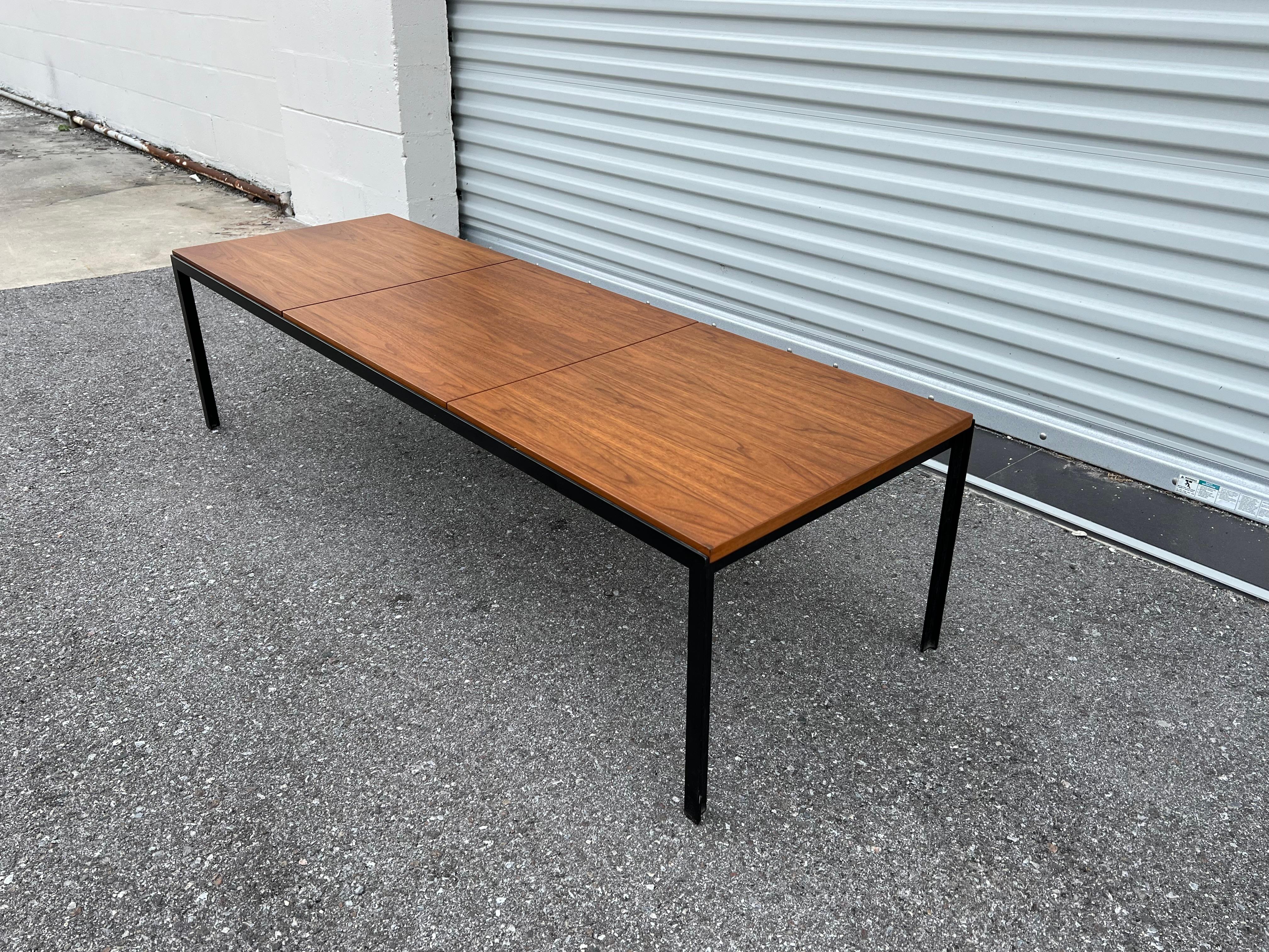 Américain Table basse ou banc classique de Knoll avec cadre en fer à angle vers 1960 en vente
