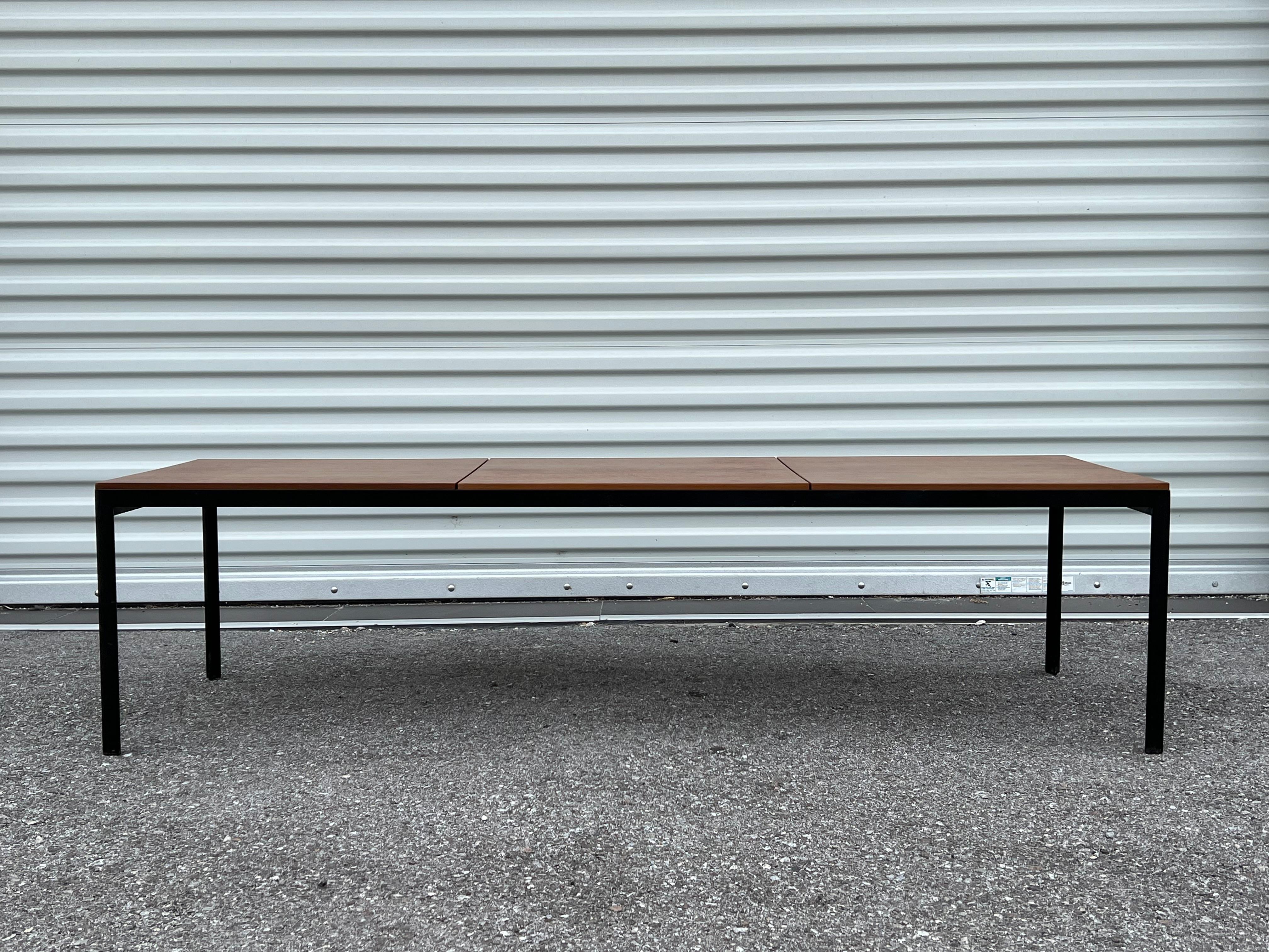 Milieu du XXe siècle Table basse ou banc classique de Knoll avec cadre en fer à angle vers 1960 en vente