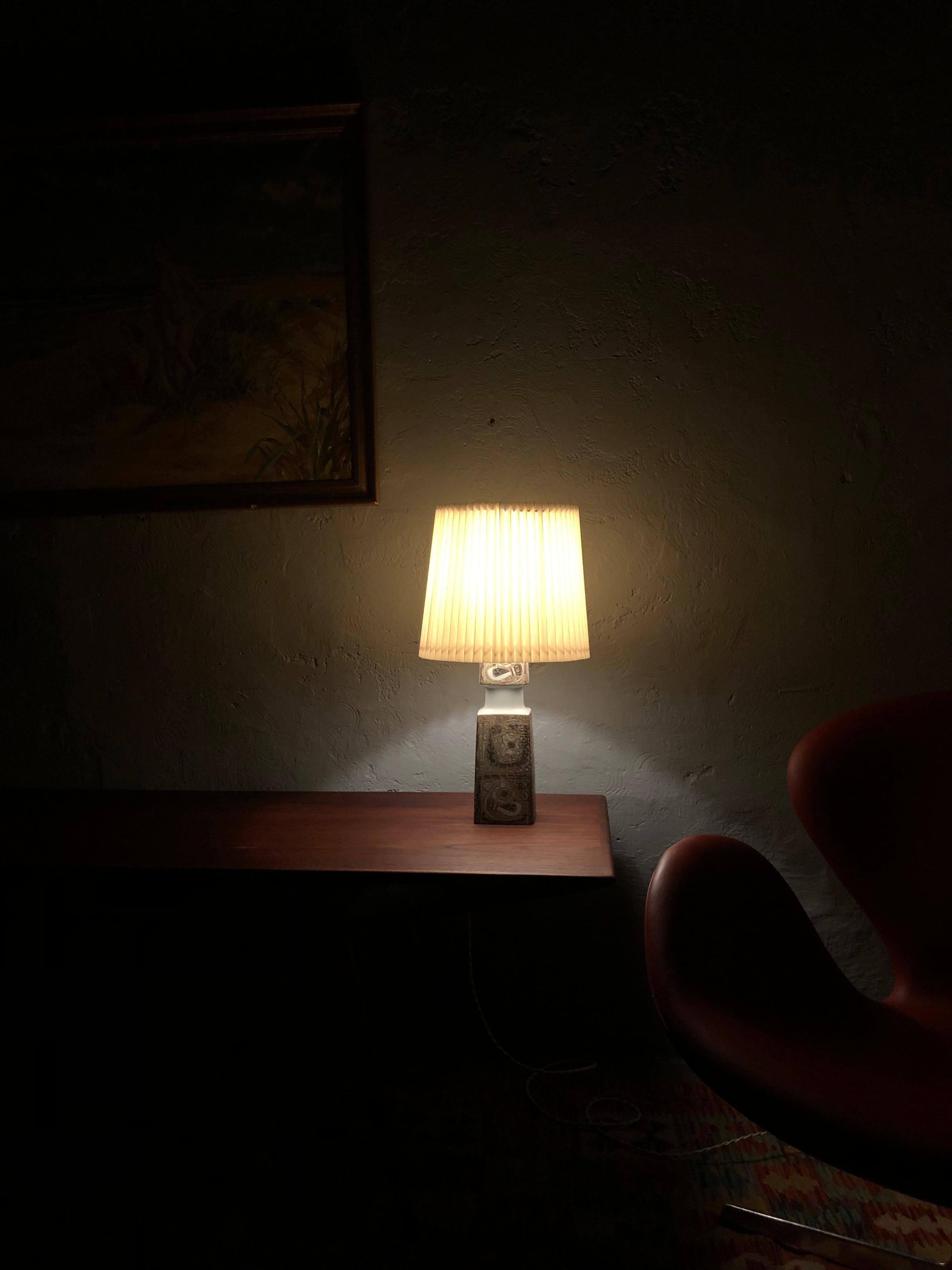 Fait main Lampe de table classique en céramique du milieu du siècle par Nils Thorssen pour Fog et Mørup en vente