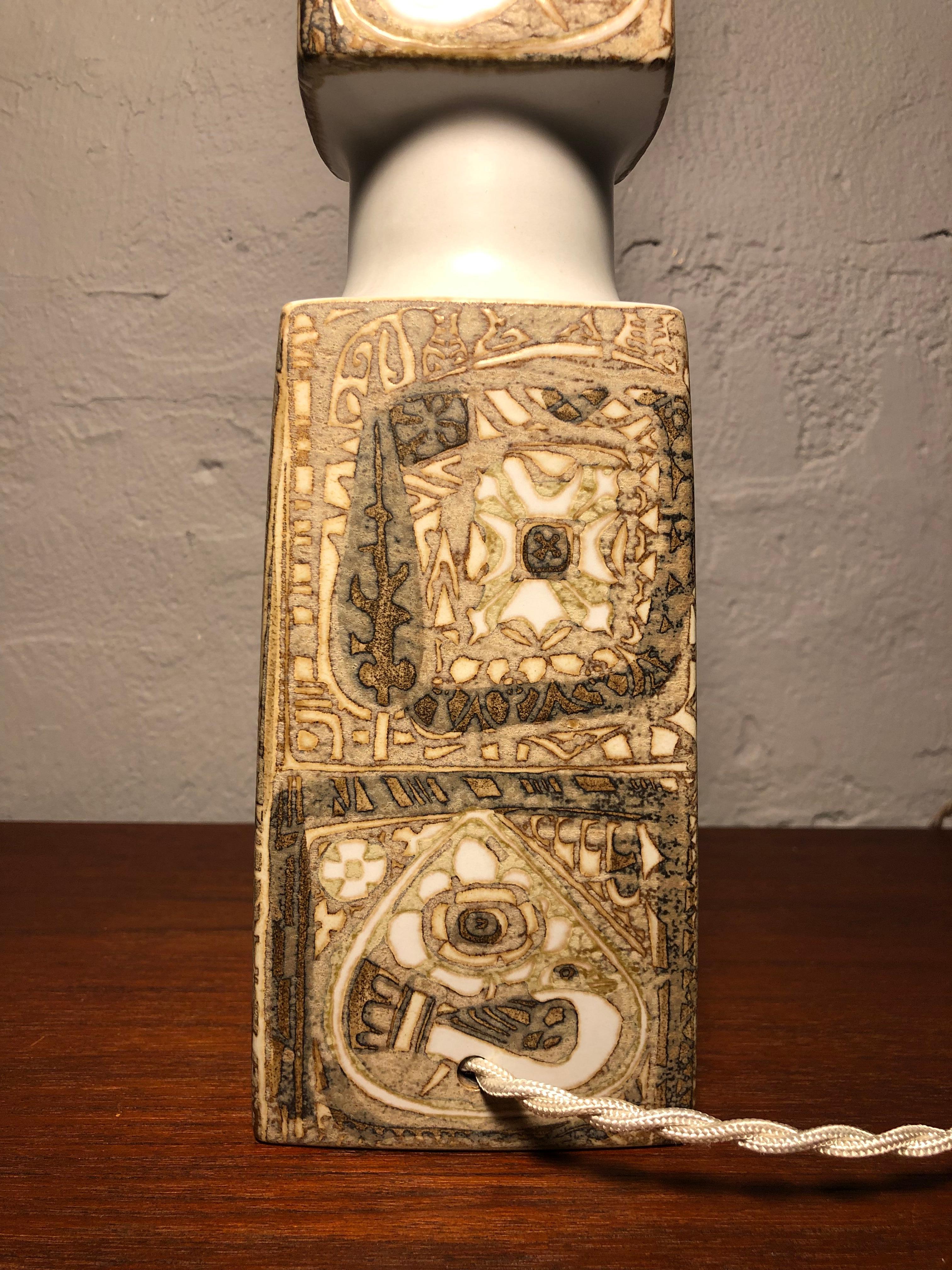 Eine klassische Keramik-Tischlampe aus der Mitte des Jahrhunderts von Nils Thorssen für Fog And Mørup  im Angebot 1