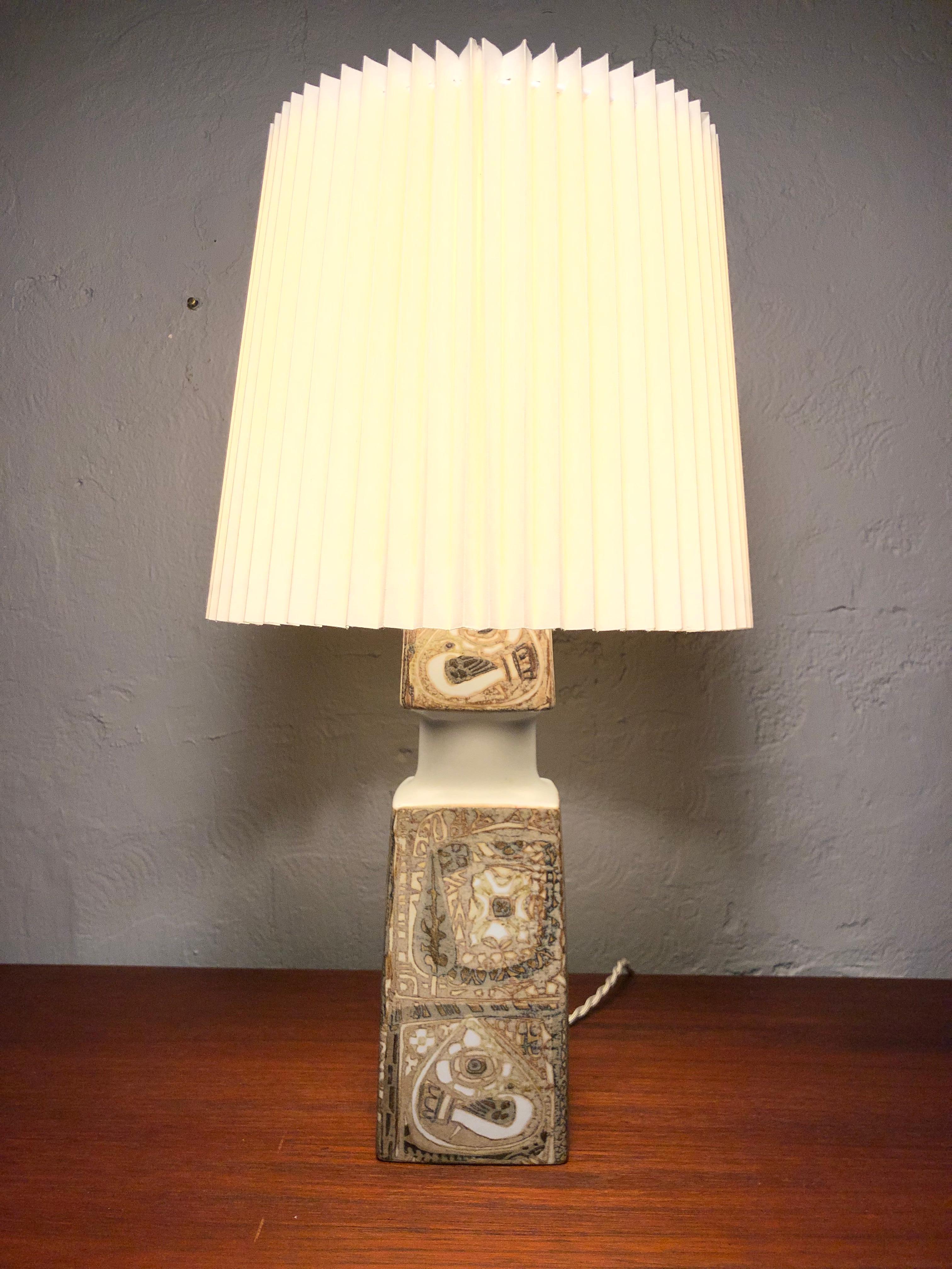 Lampe de table classique en céramique du milieu du siècle par Nils Thorssen pour Fog et Mørup  en vente 1
