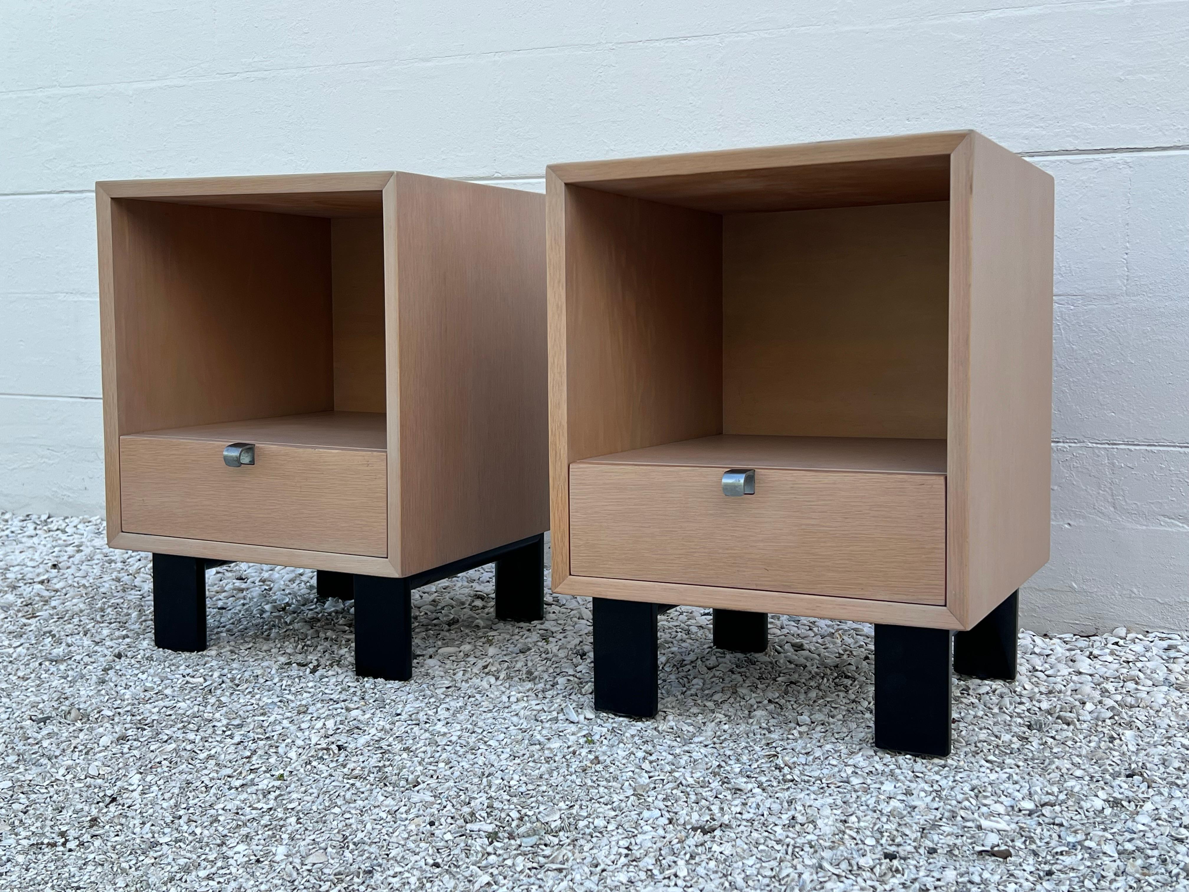 Ein großartiges Paar Nachttische von George Nelson für Herman Miller, ca. 1950er Jahre. Gekämmte Eiche, gebeizt, mit restaurierten, ebonisierten Beinen und originalen, versilberten J-förmigen Griffen. Auch die Innenschubladen wurden restauriert und