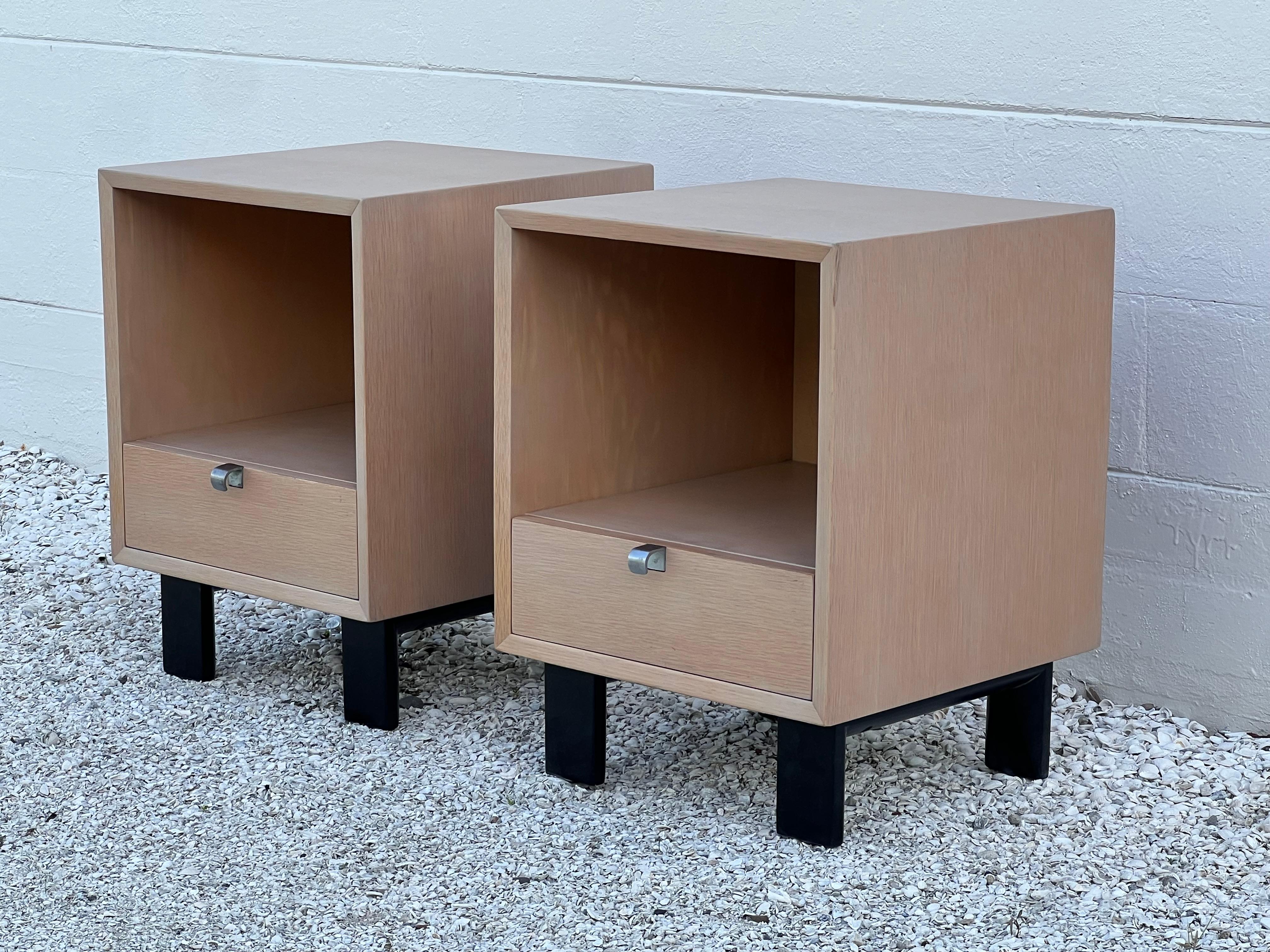 Ein Classic Paar George Nelson Night Stands Herman Miller Basic Series 1950er Jahre (Moderne der Mitte des Jahrhunderts) im Angebot