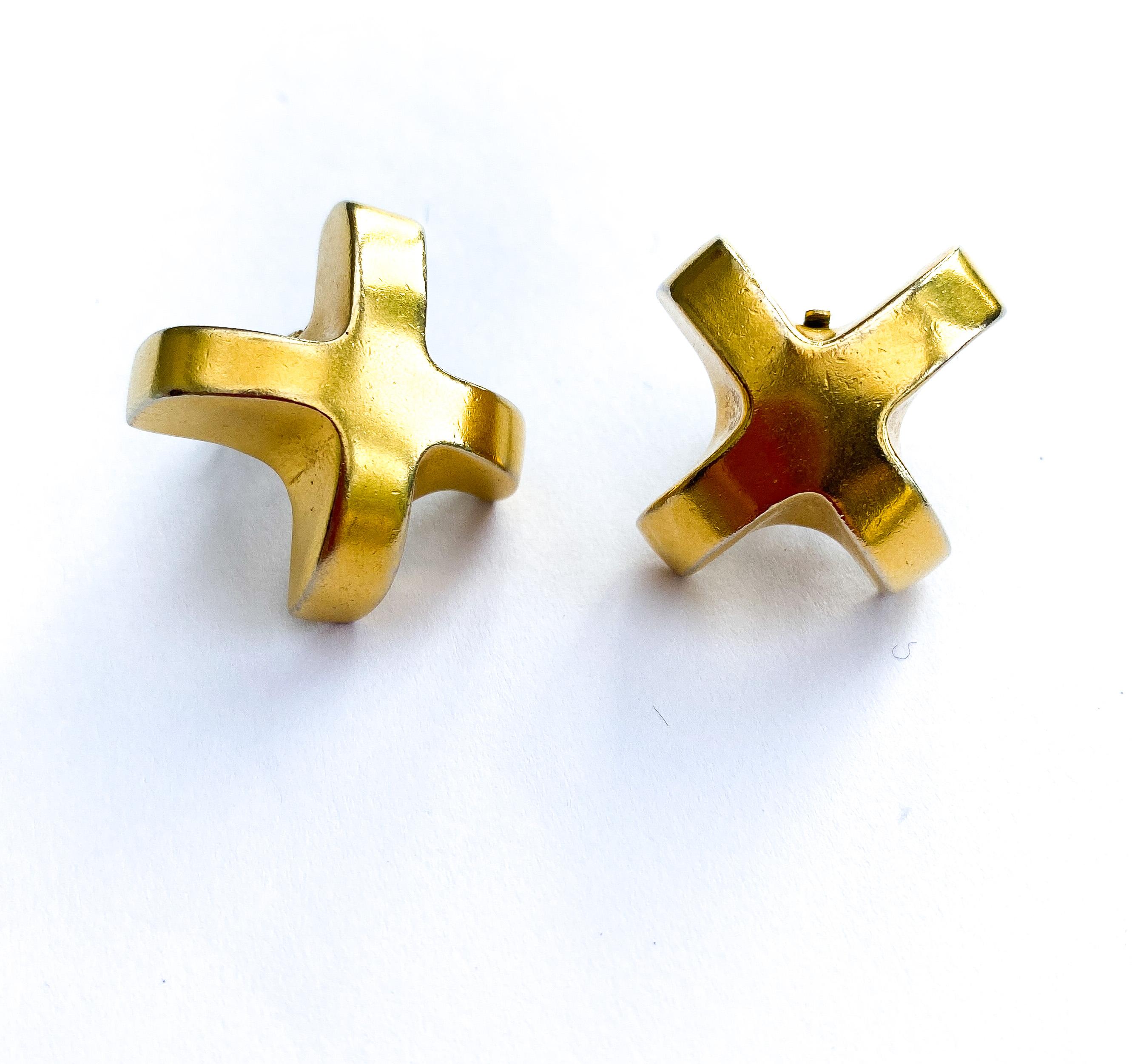 A classic pair of gilt 'cross motif' earrings, Robert Lee Morris, USA, 1980s For Sale 2