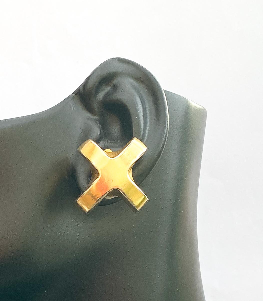 A classic pair of gilt 'cross motif' earrings, Robert Lee Morris, USA, 1980s For Sale 3