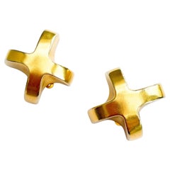 Paire de boucles d'oreilles classiques à motif en croix, dorées, Robert Lee Morris, États-Unis, années 1980