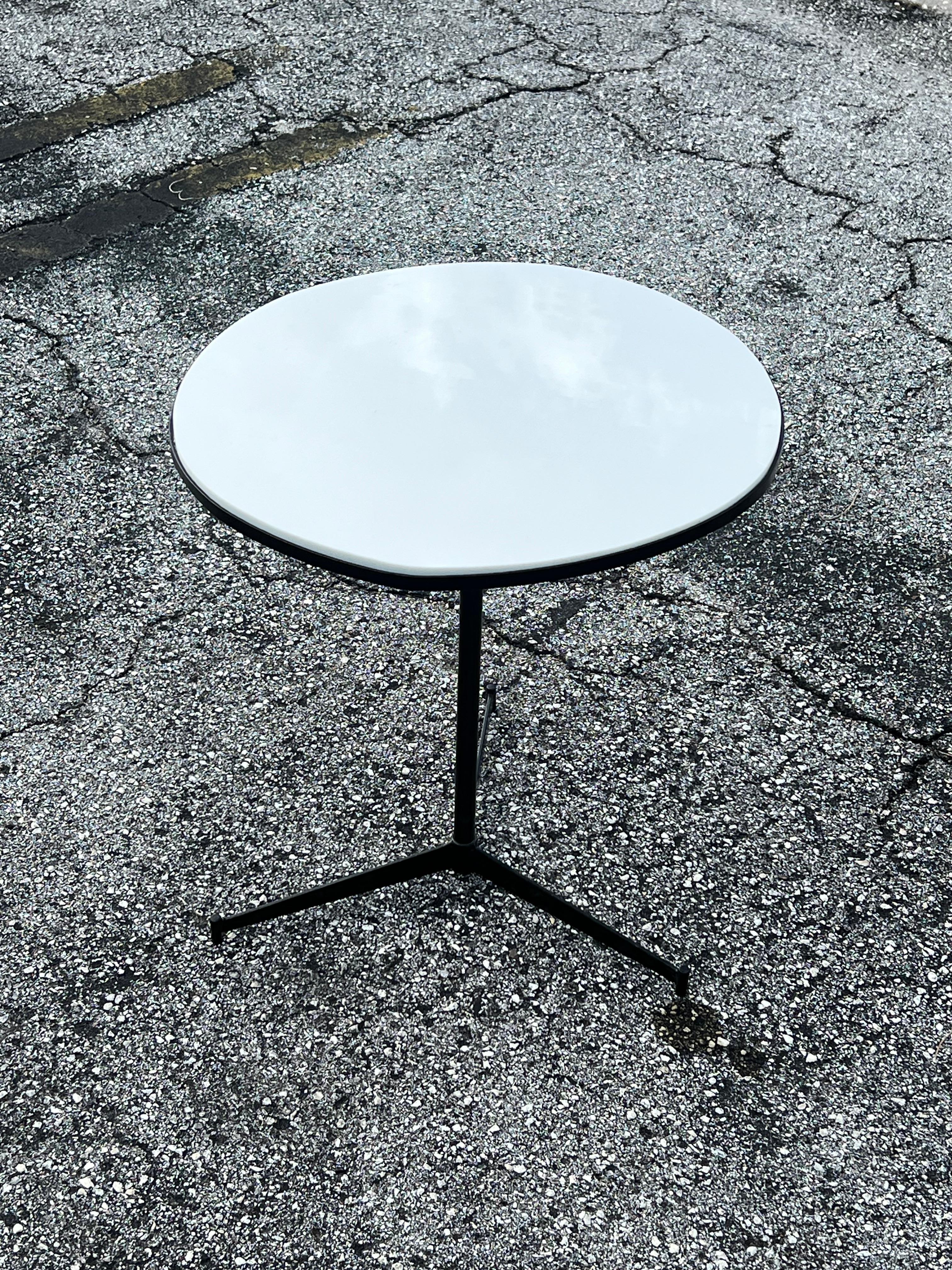 Table de salon classique de Paul McCobb en fer forgé et vitrolite, vers 1950 en vente 3