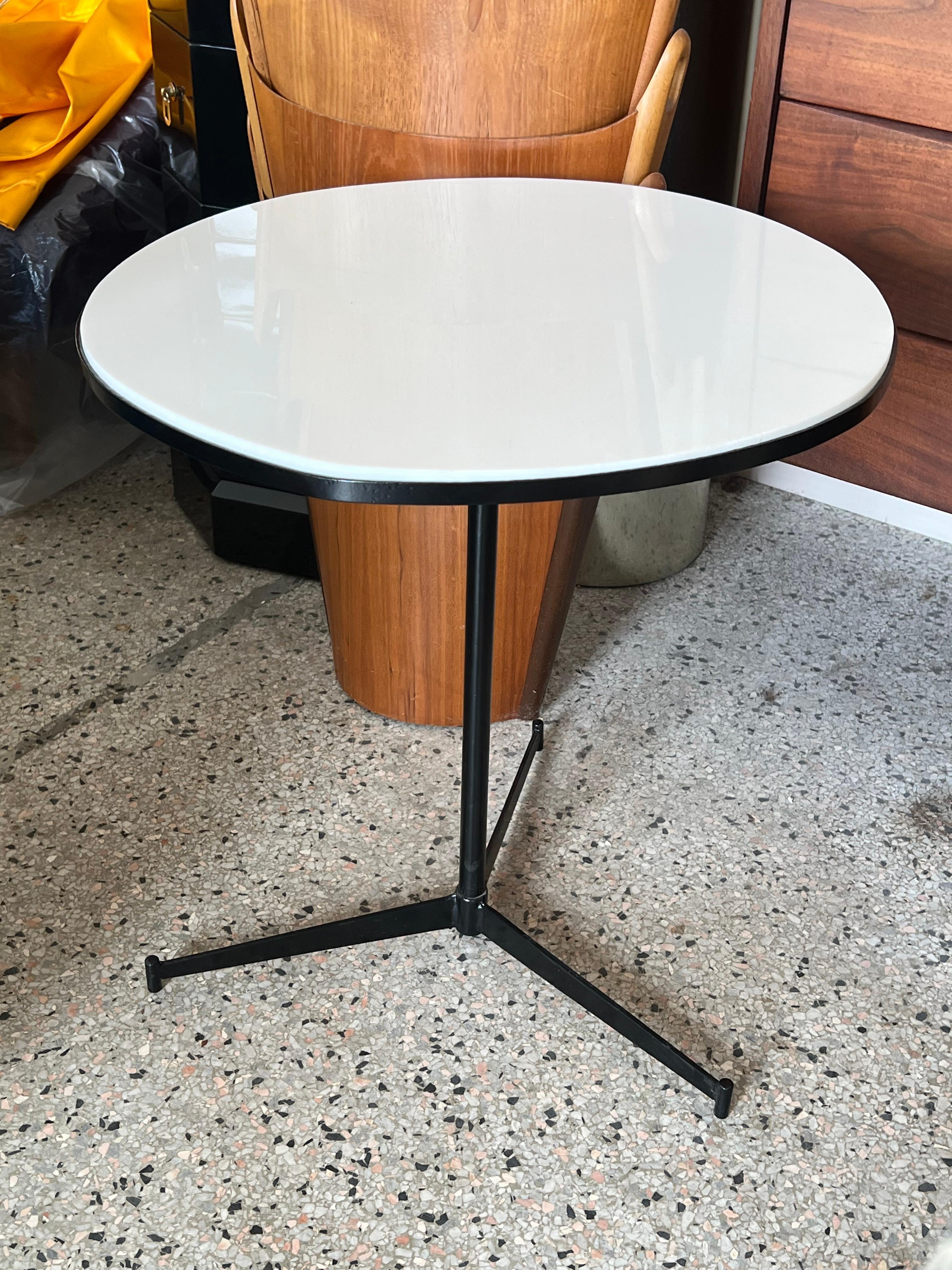 Table de salon classique de Paul McCobb en fer forgé et vitrolite, vers 1950 en vente 5