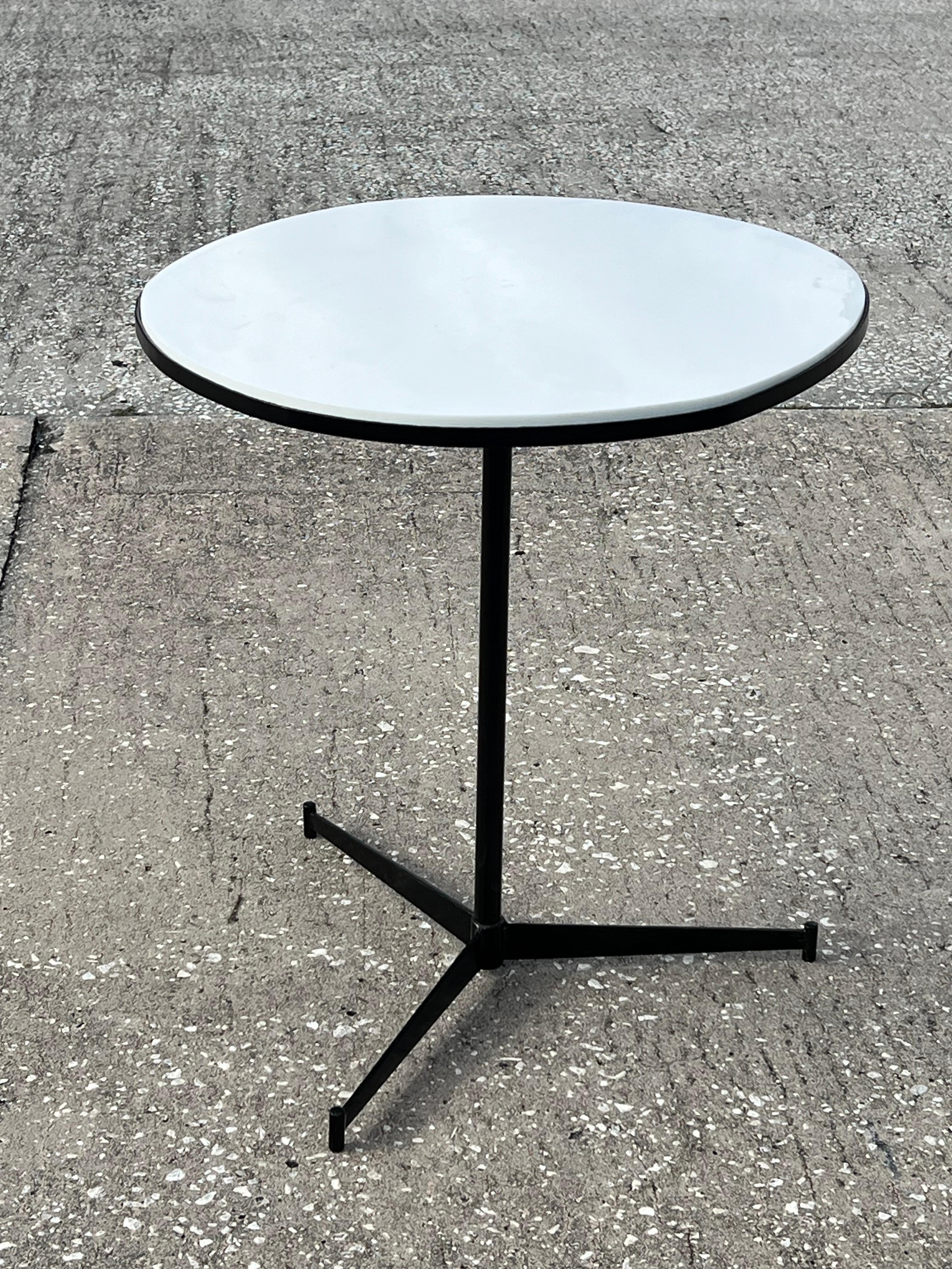 Table d'appoint classique de Paul McCobb en fer forgé et plateau en vitrolite. 