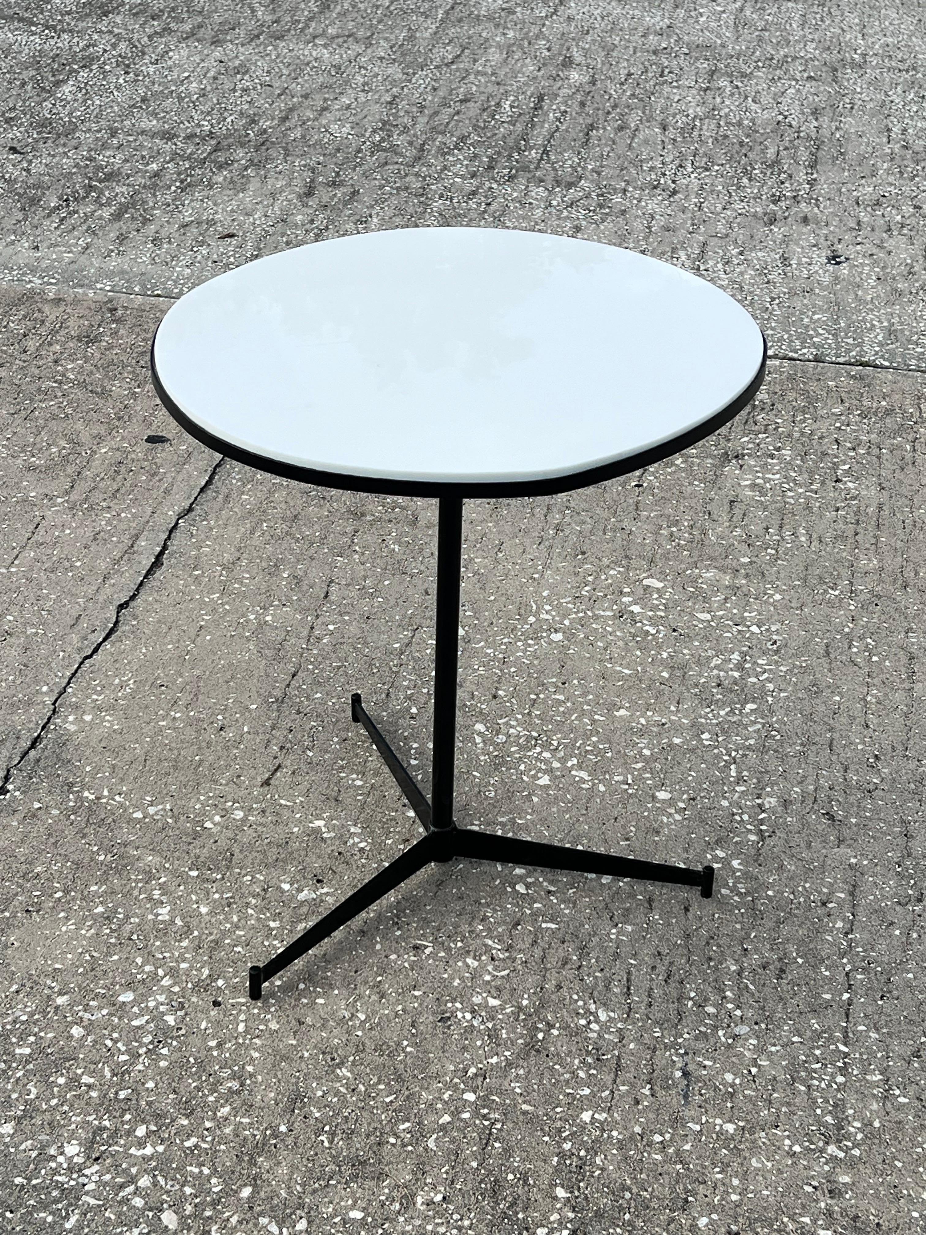 Américain Table de salon classique de Paul McCobb en fer forgé et vitrolite, vers 1950 en vente