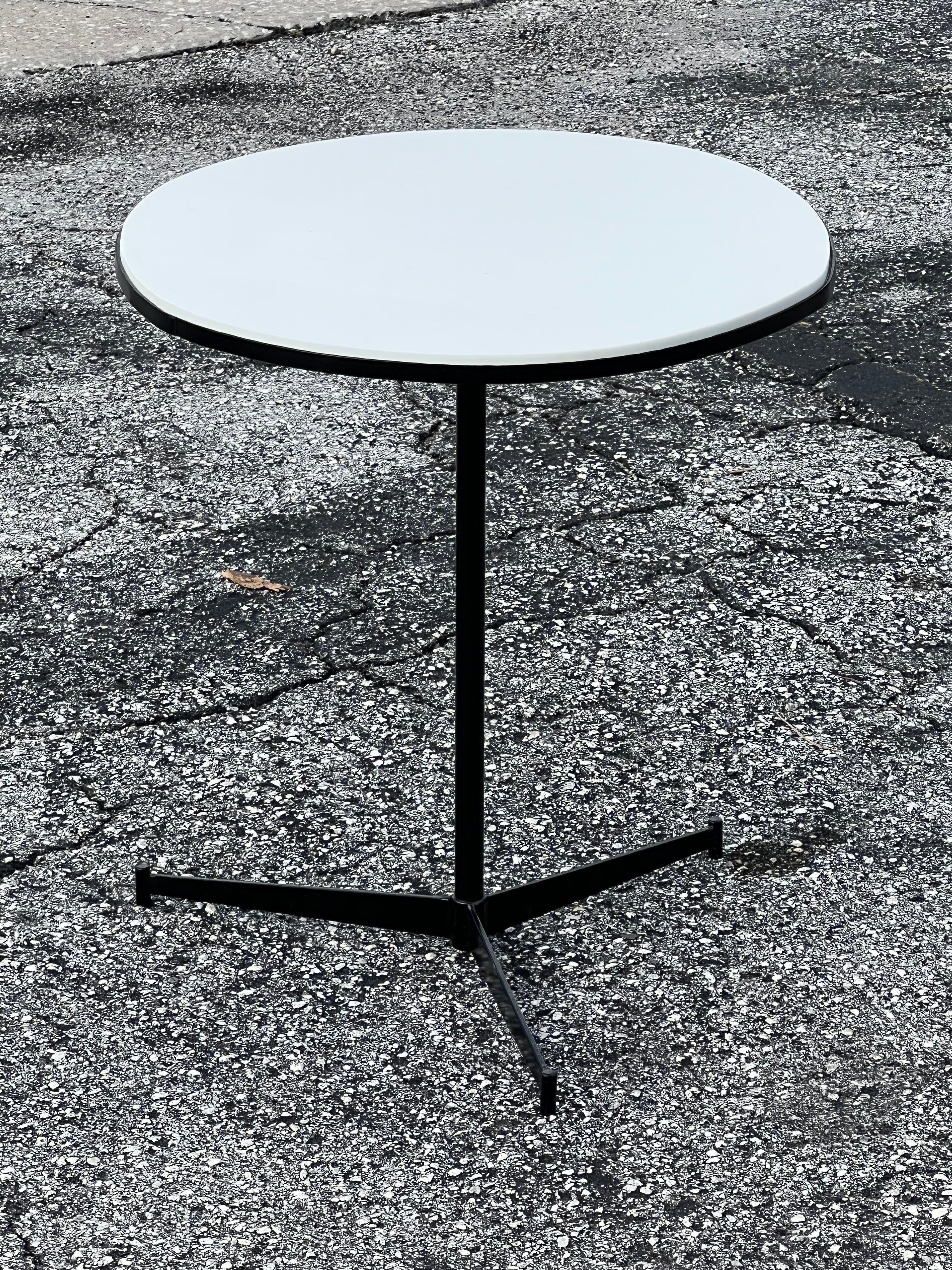 Milieu du XXe siècle Table de salon classique de Paul McCobb en fer forgé et vitrolite, vers 1950 en vente