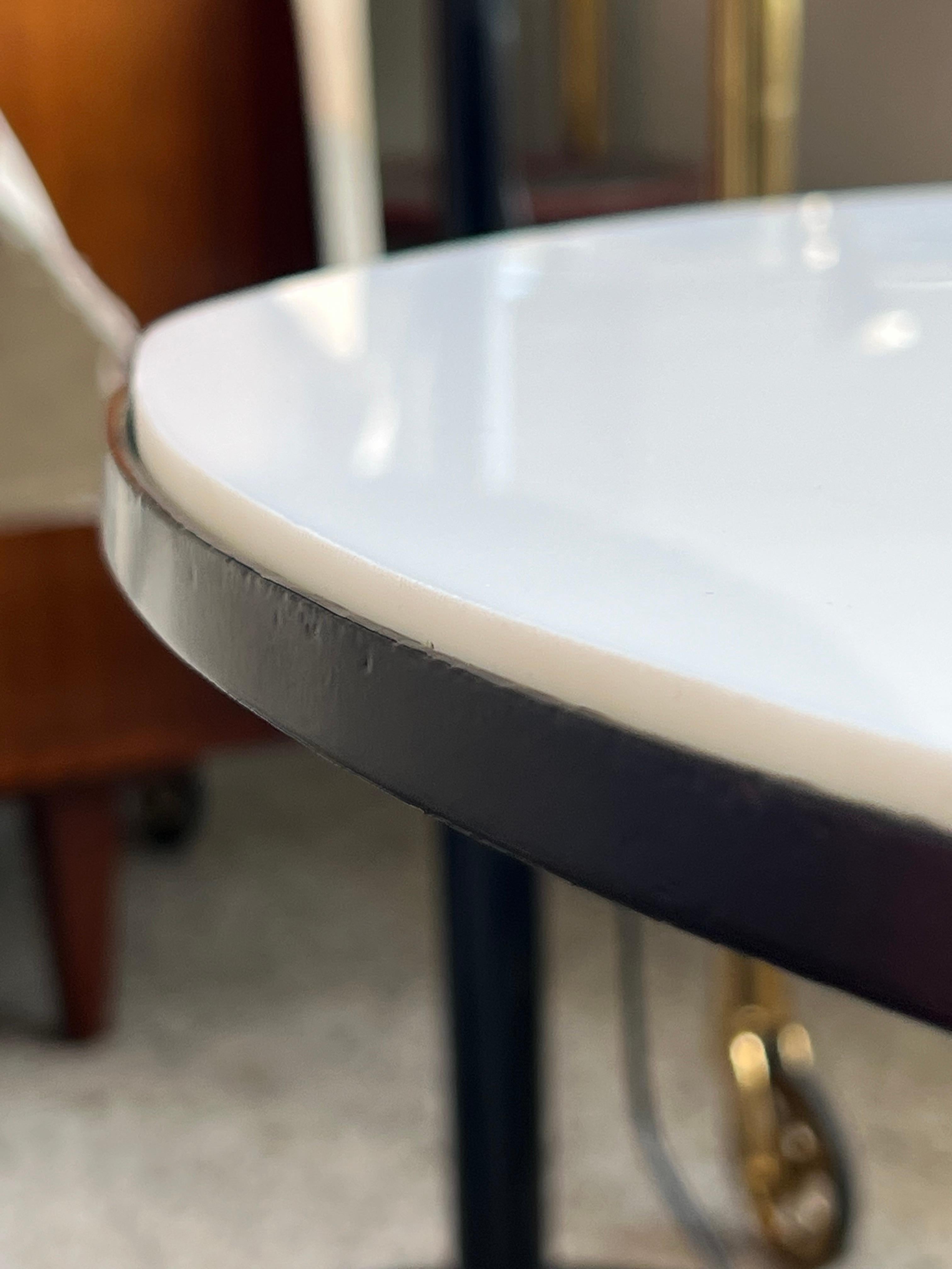 Vitrolite Table de salon classique de Paul McCobb en fer forgé et vitrolite, vers 1950 en vente