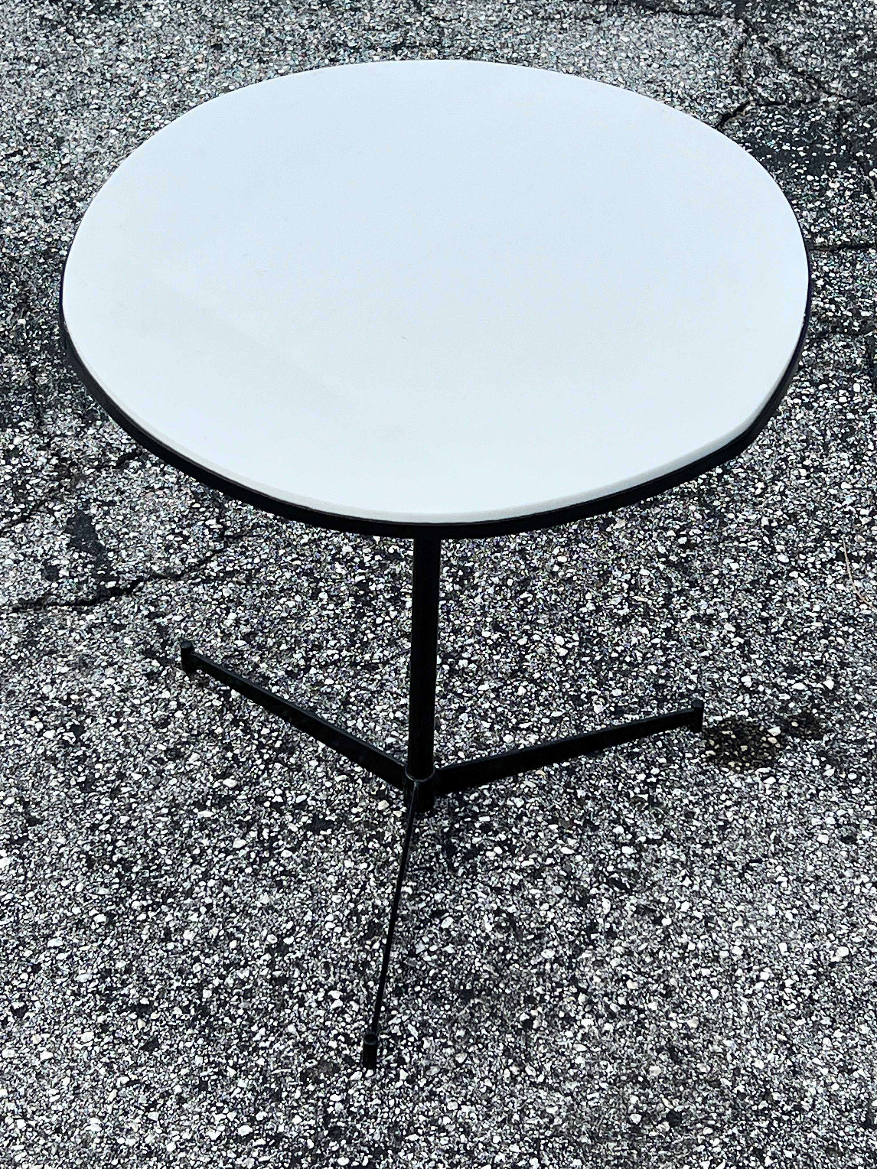 Table de salon classique de Paul McCobb en fer forgé et vitrolite, vers 1950 en vente 2