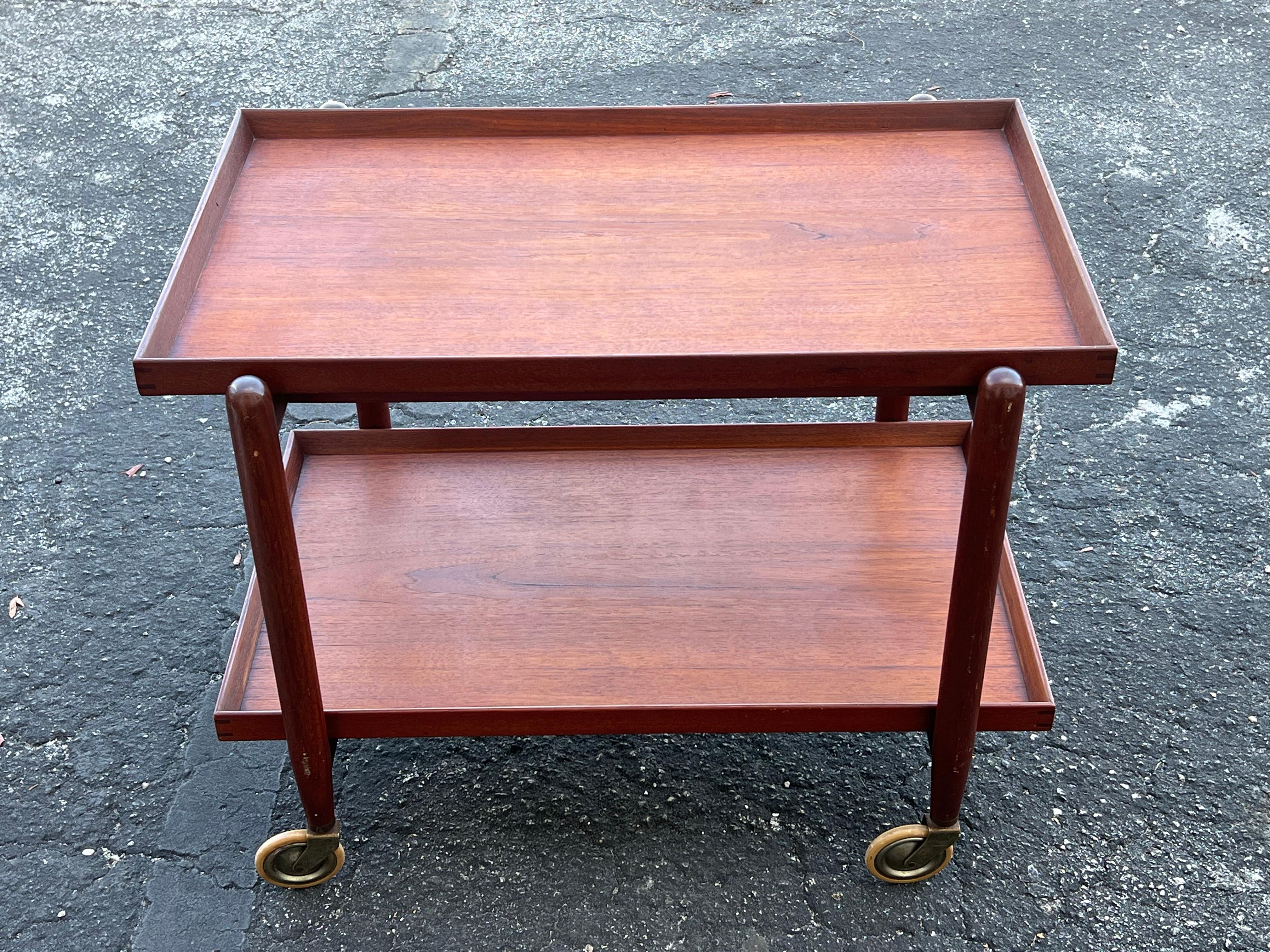 Danois Chariot de bar classique en teck de Poul Hundevad avec une superbe Patina Ca' 1960's en vente