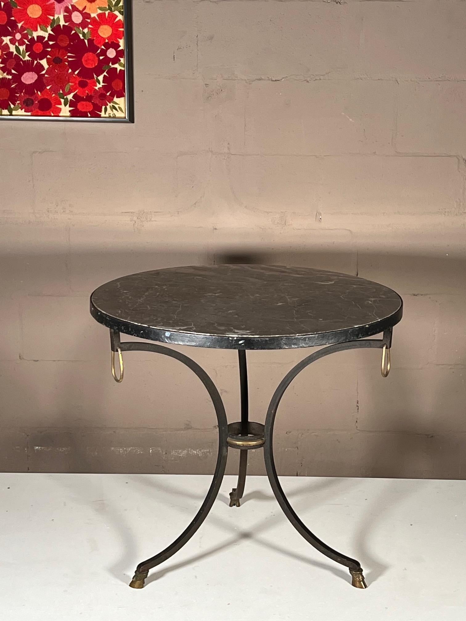 Seltener und ungewöhnlicher Gueridon-Tisch (dreibeinig) aus Schmiedeeisen mit einer schönen grauen Steinplatte. Entworfen von Yale R. Burge, der der erste Präsident der National Society of Interior Decorators war. Herr Burge war Partner in der