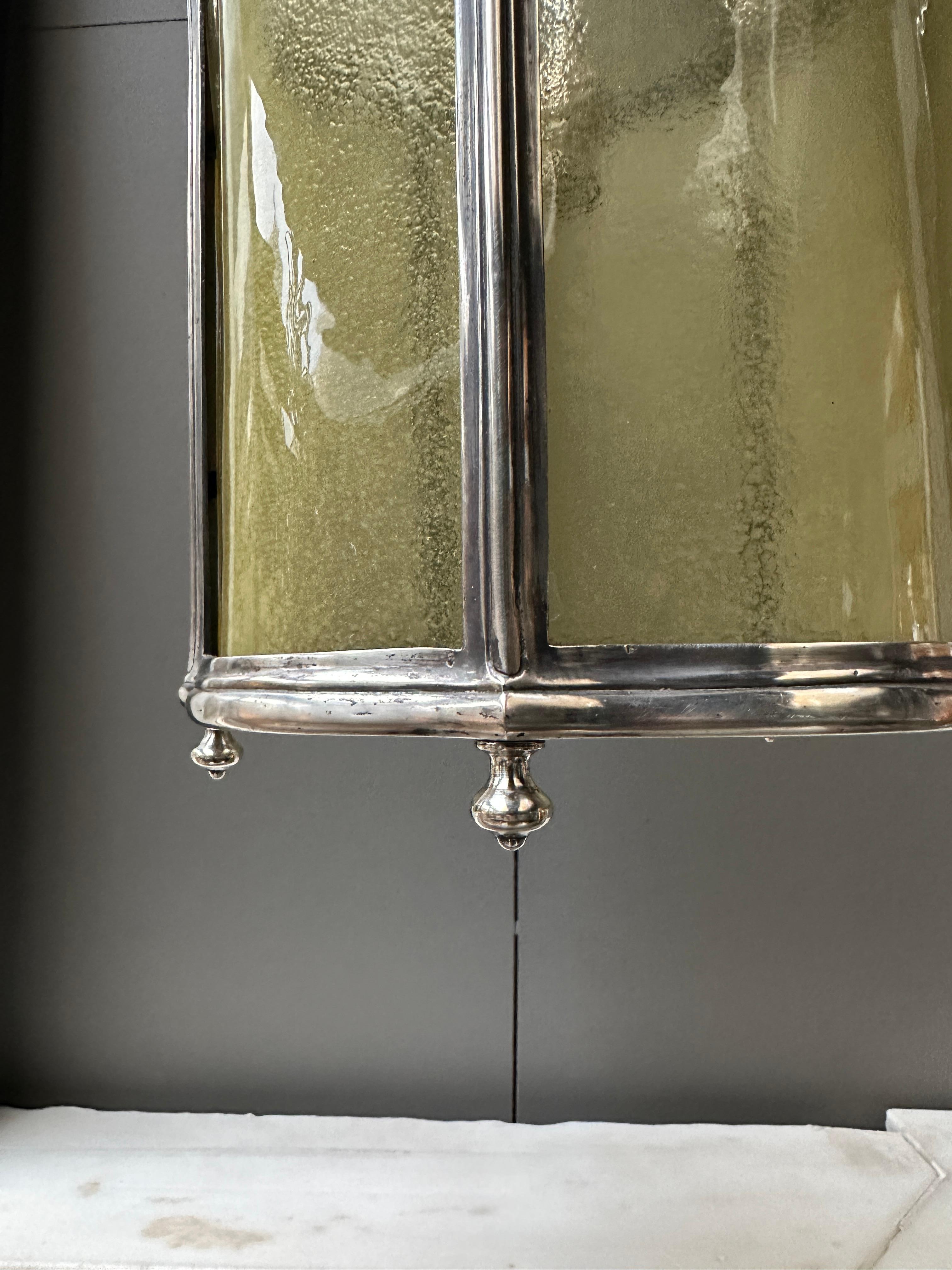 Eine klassische Laterne aus Nickel und gebogenem Murano-Glas im Angebot 1