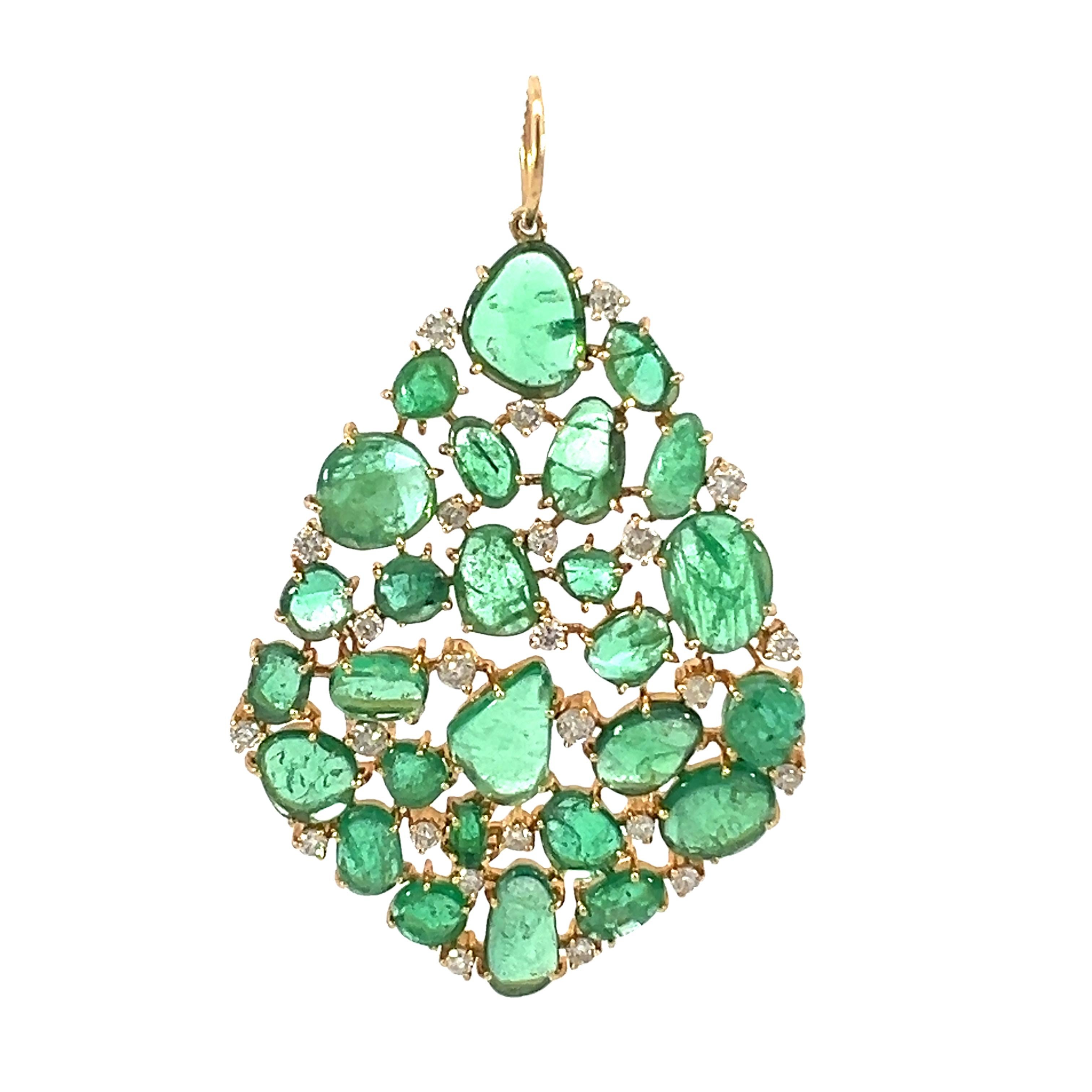 15,37 Karat Smaragde und 1,02 Karat Diamanten zieren diesen exquisiten Anhänger aus 14-karätigem Gold. Die Smaragde sind einzigartig geschaffen und wunderschön in einen prächtigen Goldrahmen eingefasst. Ideal, um jeder Kombination einen Hauch von