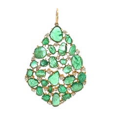 A classy natural emerald pendant set in 14kt gold