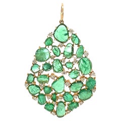 Un elegante colgante de esmeralda natural engastado en oro de 14 quilates