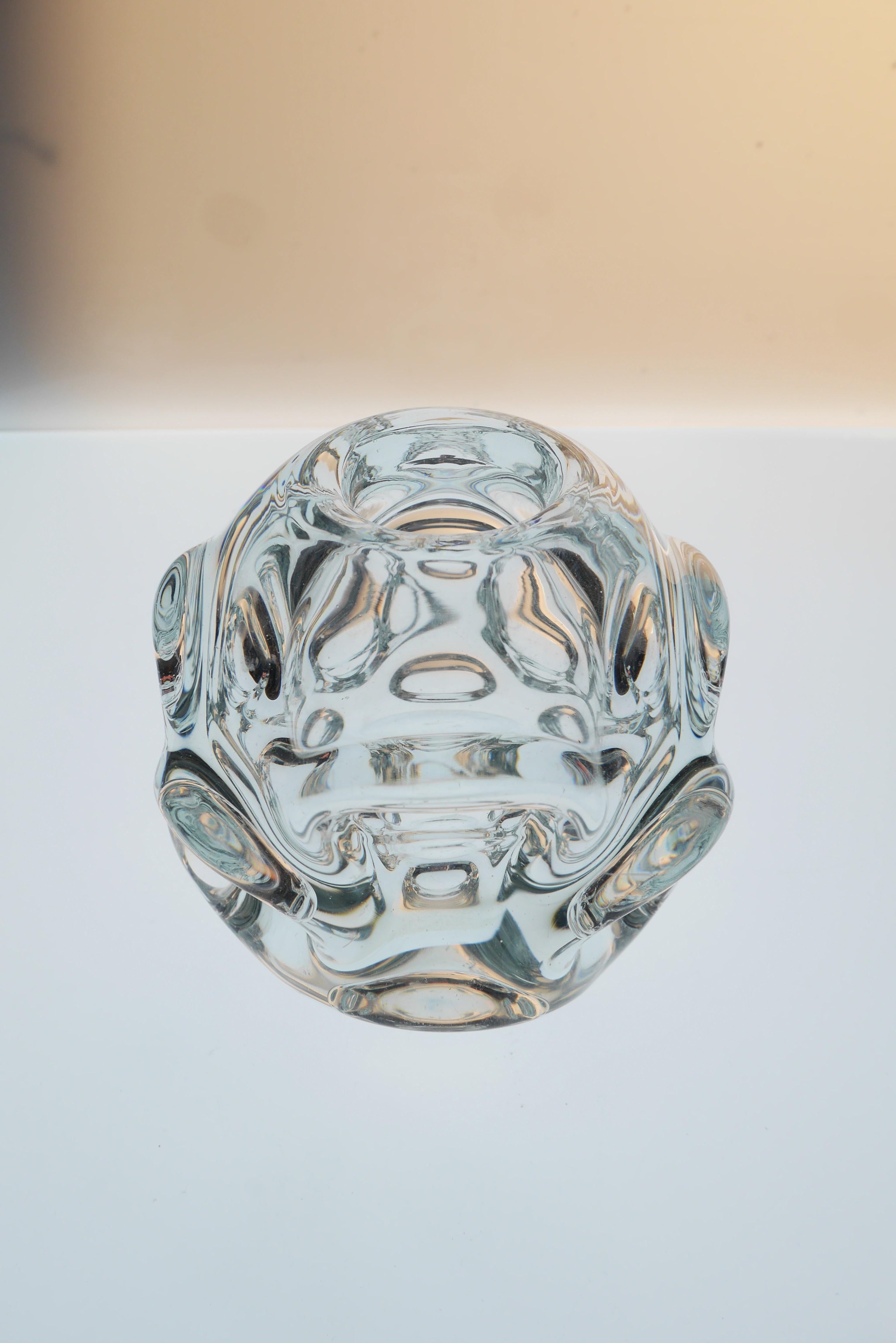 A stunning clear ccrystal glass vase by Börne Augustsson för Åseda Glassworks, Sweden. Unsigned from the 1950s. Stunning modernist piece. This is very much a statement glass piece. Some bubbles close to surface. It is 13cm high (5.11