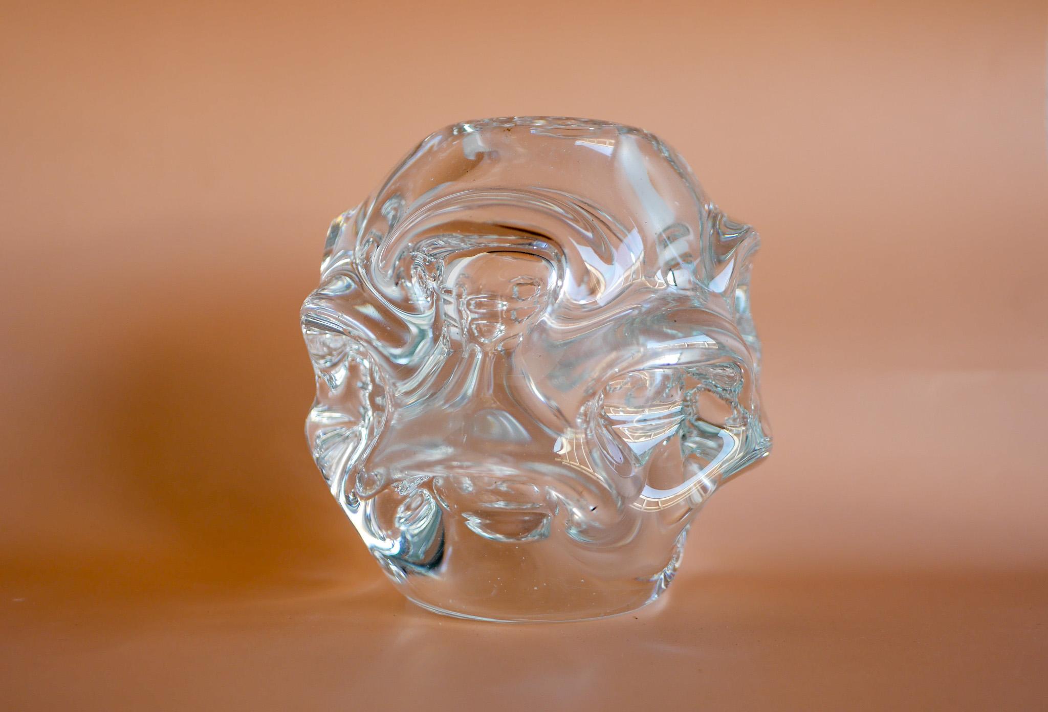 Uno splendido vaso in cristallo trasparente di Börne Augustsson för Åseda Glassworks, Svezia. Non firmato, risalente agli anni '50. Uno splendido pezzo modernista. Si tratta di un pezzo di vetro molto particolare. Alcune bolle vicino alla