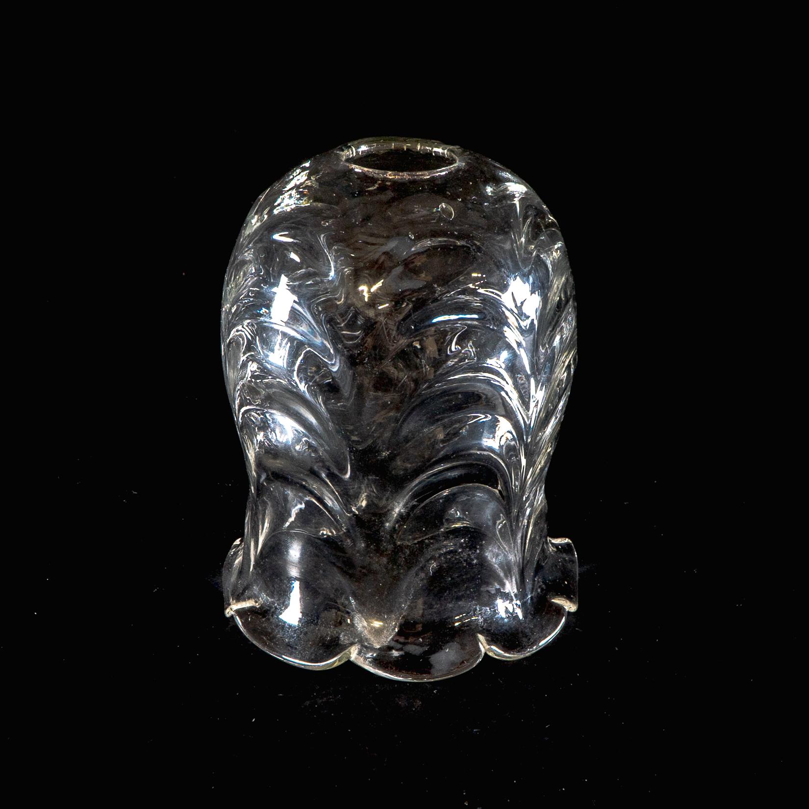 A. Klarglasschirm mit blattähnlichem Prägemuster und gekräuseltem Rand
Durchmesser für die Galerie oder das Lampenschirmloch: 3cm/1.18
