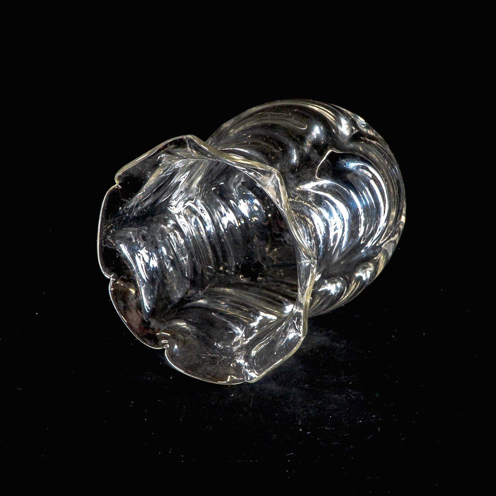 Ein Klarglasschirm mit blattähnlichem Prägemuster und gekräuseltem Rand (Glas) im Angebot