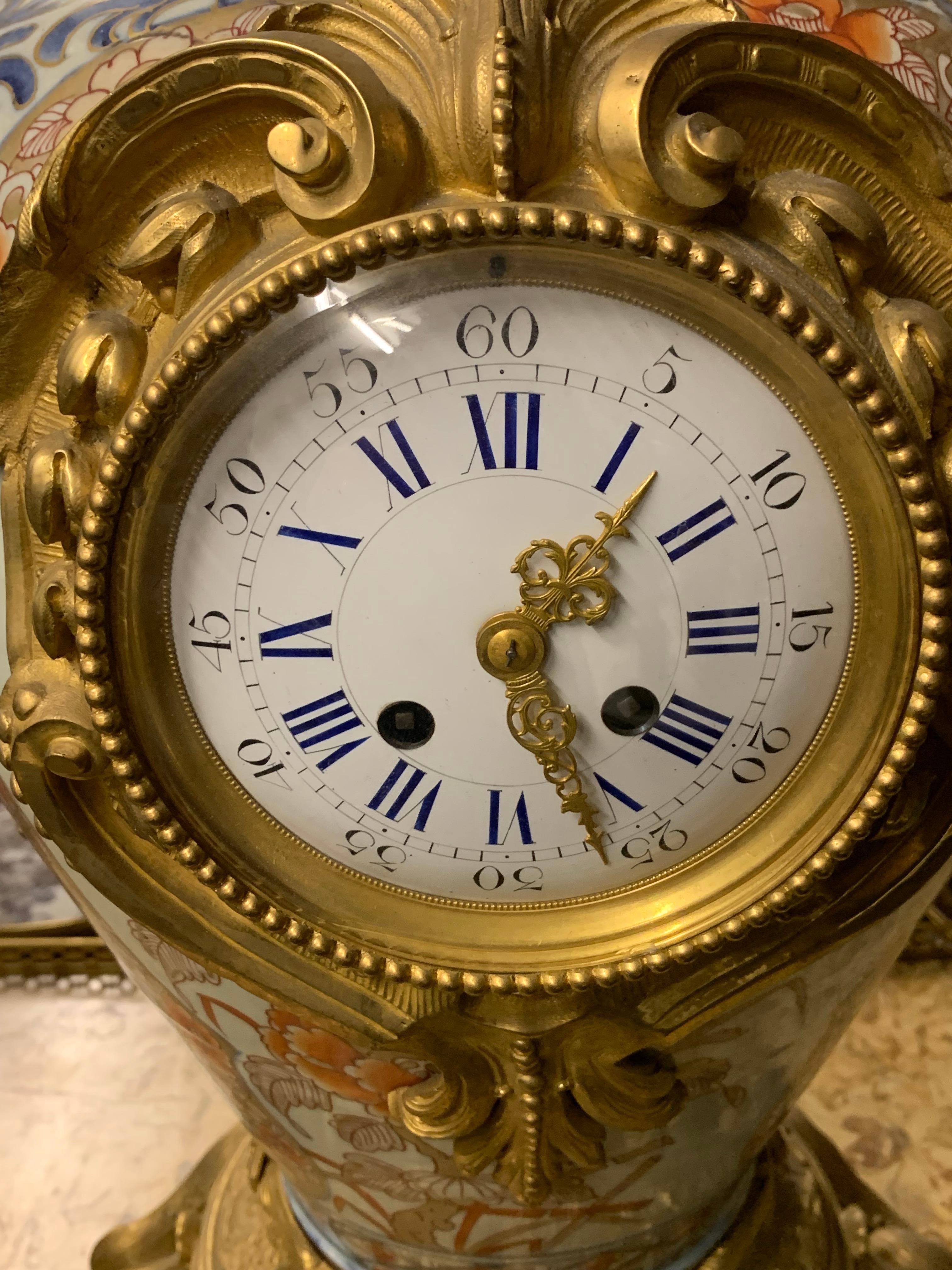 A clock set 3 pieces imari porcelain and bronze In Good Condition For Sale In Los Angeles, CA