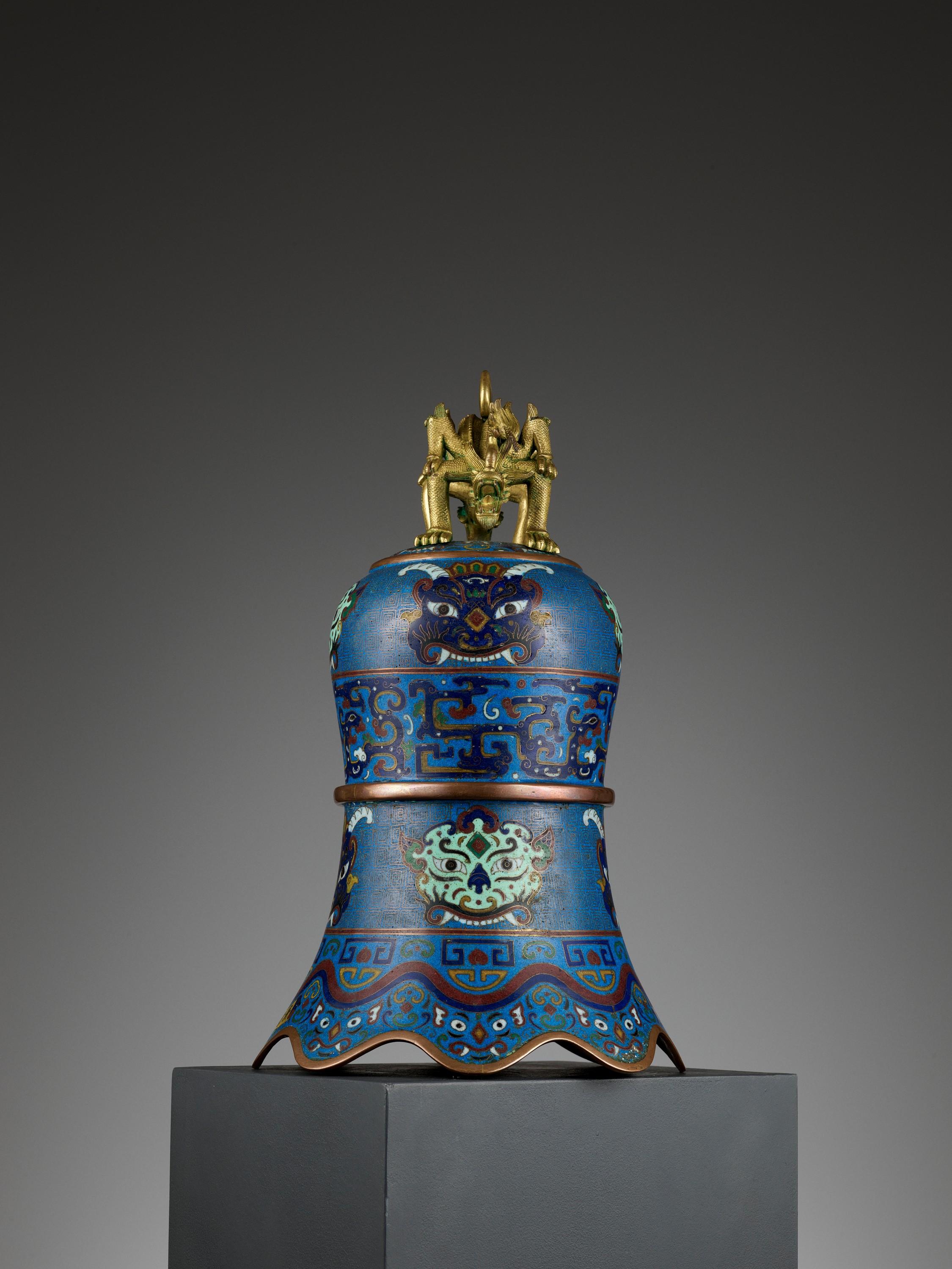 Cloisonné Enamel Bell, China, Qing Dynasty, 18th-19th Century In Fair Condition For Sale In Vienna, AT