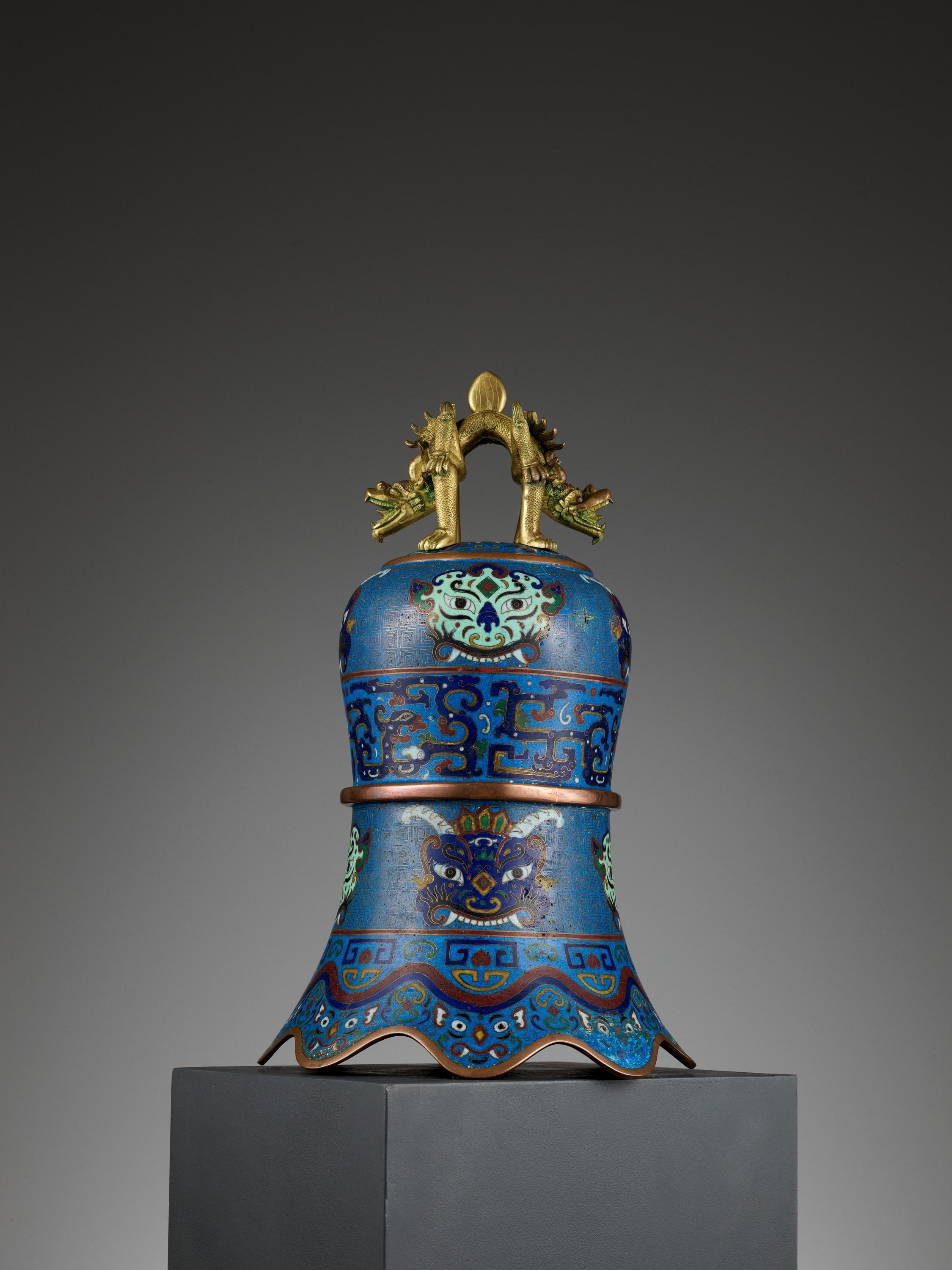 Cloisonné Enamel Bell, China, Qing Dynasty, 18th-19th Century For Sale 1