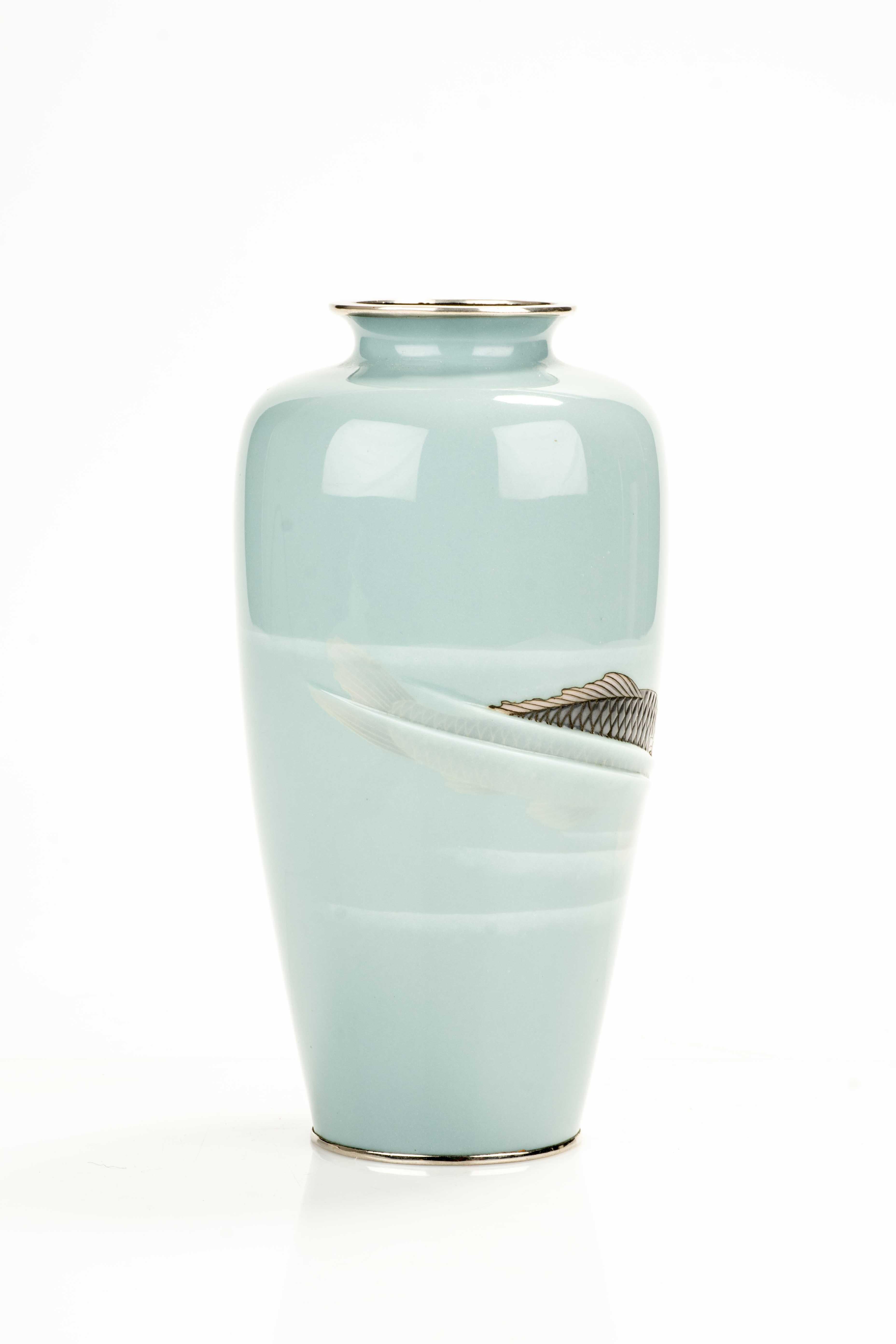 Cloissoné A cloisonné enamel vase with moriage decoration depicting three koi carp For Sale
