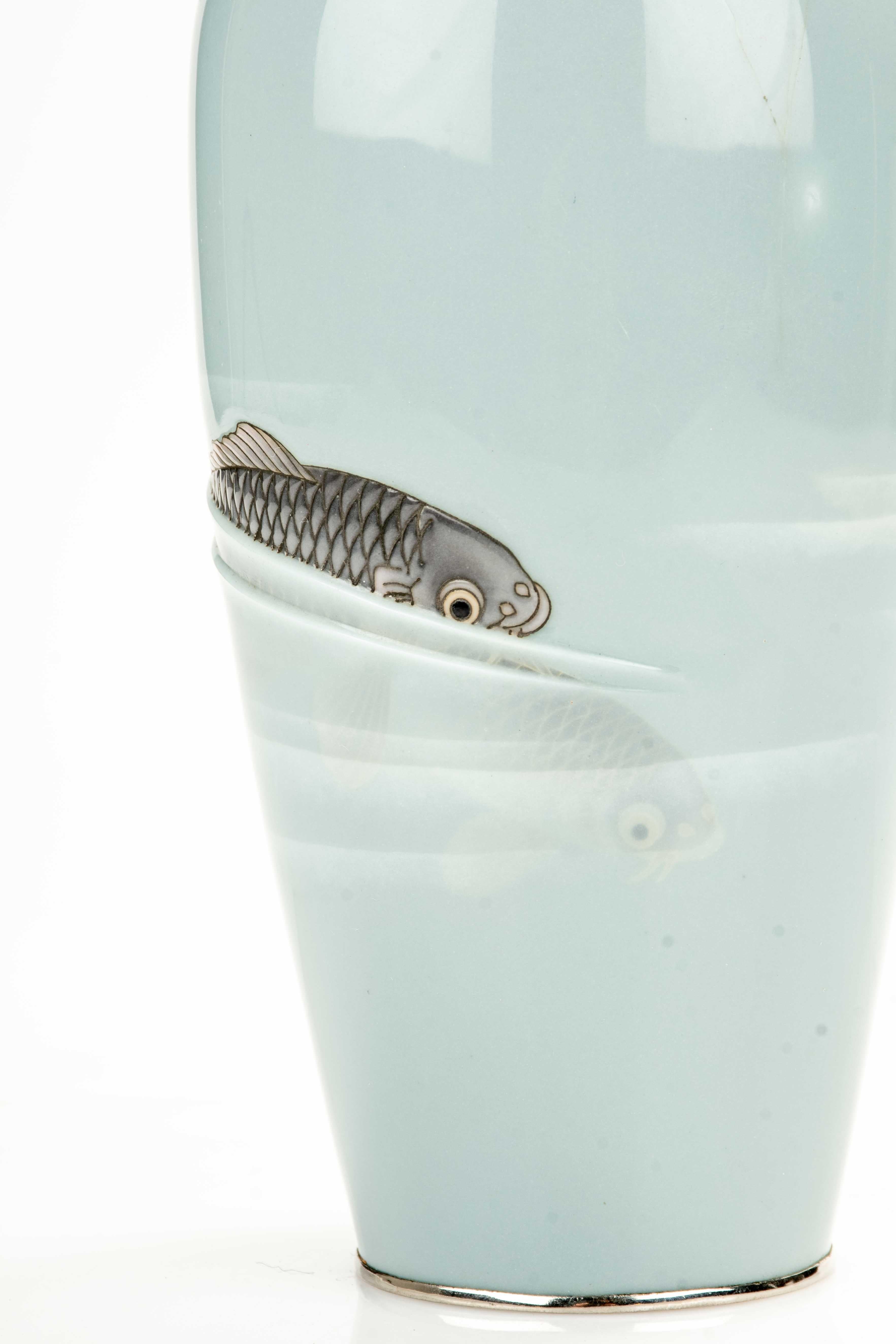 A cloisonné enamel vase with moriage decoration depicting three koi carp In Good Condition For Sale In Milano, IT