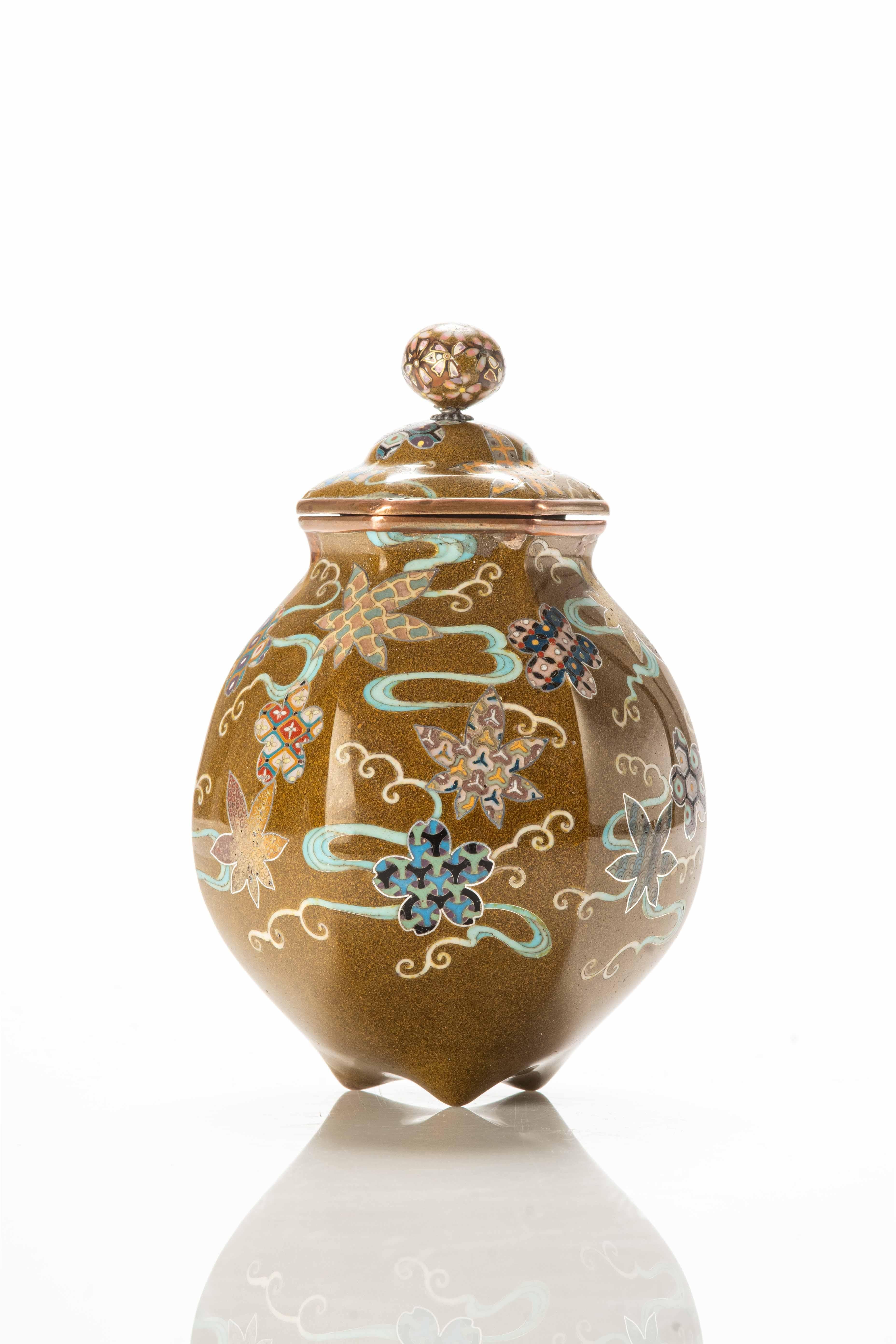 Cloisonné potiche with a hexagonal shape, embellished with delicate floral decorations on reserves held by silver threads with geometric motifs. The lid features a spherical socket.

Origin: Japan

Period: Meiji end of 19th century.      