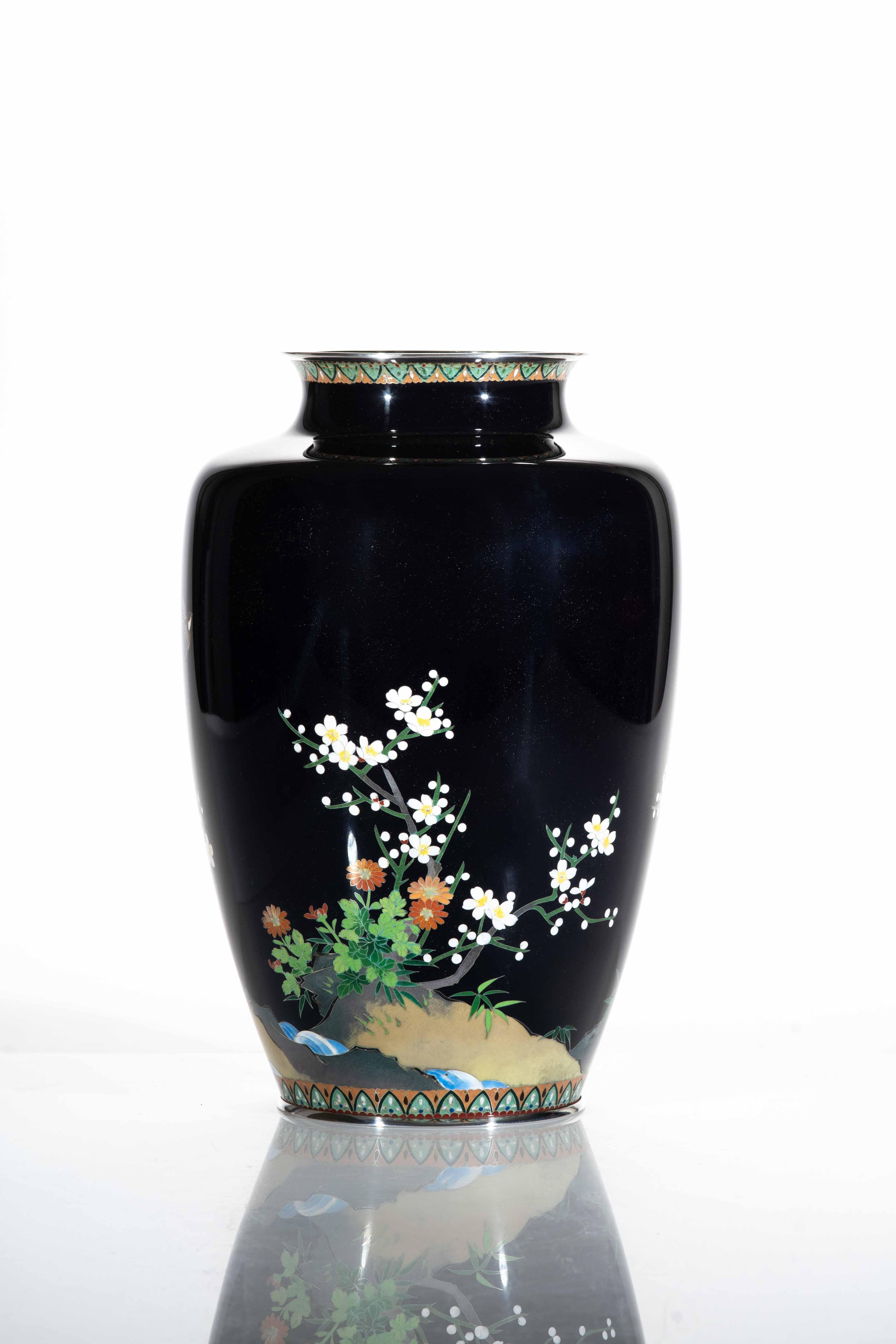 Japonisme Vase en cloisonné représentant un faisan entouré de cerisiers en fleurs en vente